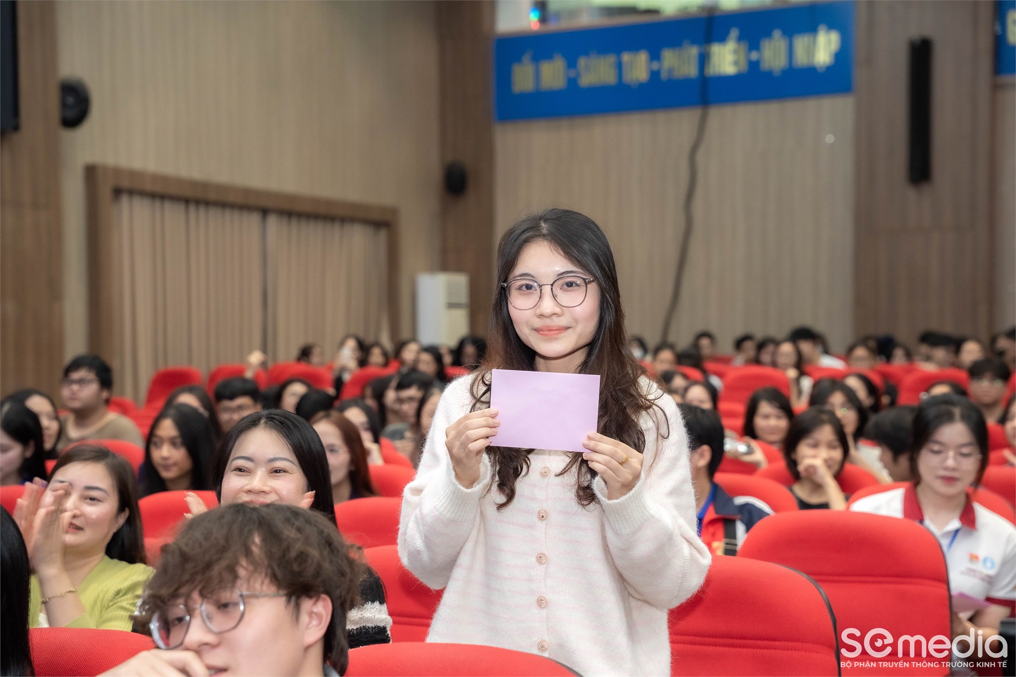 Chung kết `King & Queen of SE 2025 - Gương mặt đại diện Trường Kinh tế` : hành trình tỏa sáng của nhan sắc, trí tuệ và bản sắc sinh viên Kinh tế