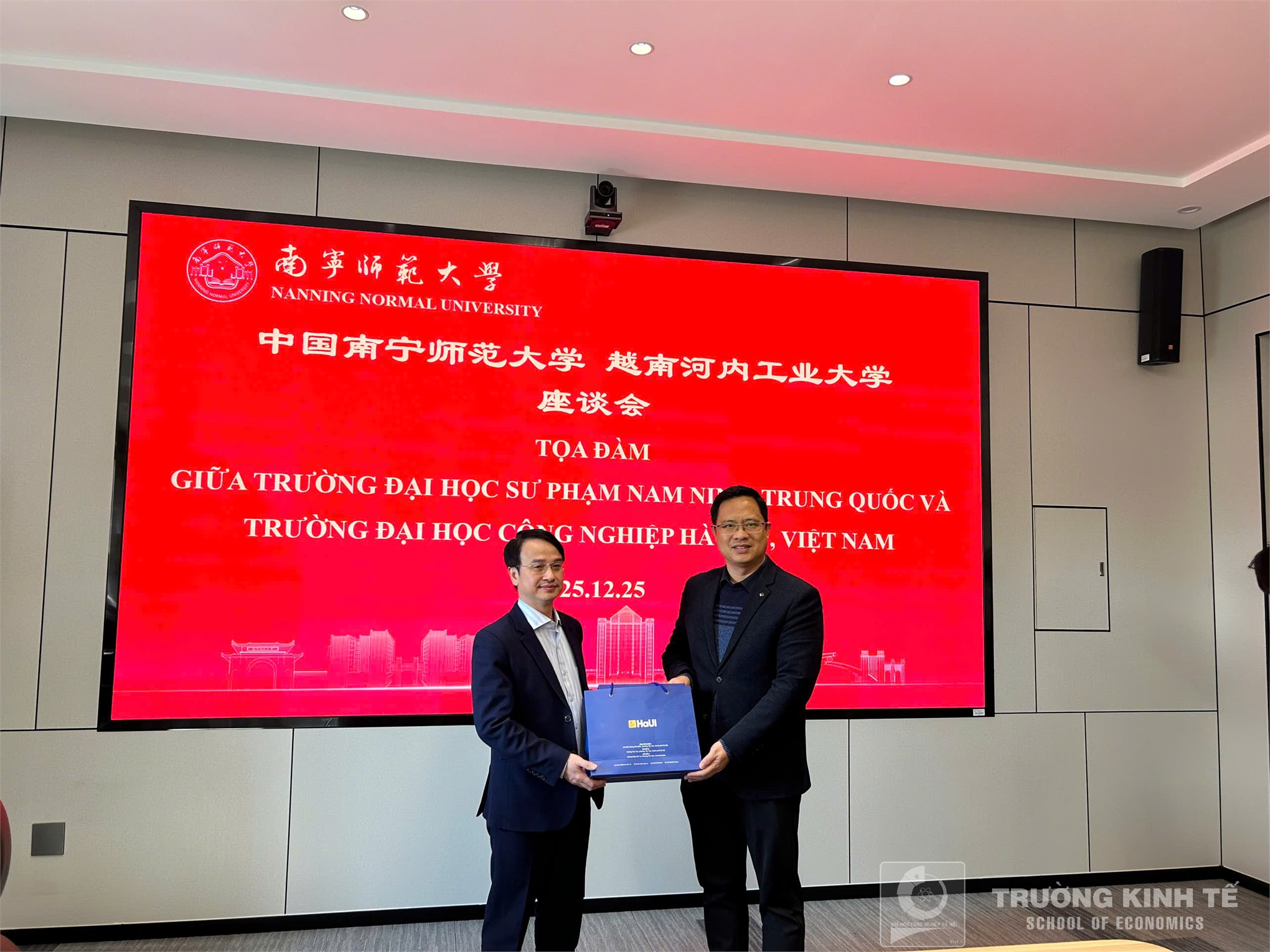 Đoàn công tác Trường Đại học Công nghiệp Hà Nội tham dự Chuỗi sự kiện hợp tác giáo dục – kinh tế số tại Nam Ninh, Quảng Tây (Trung Quốc)