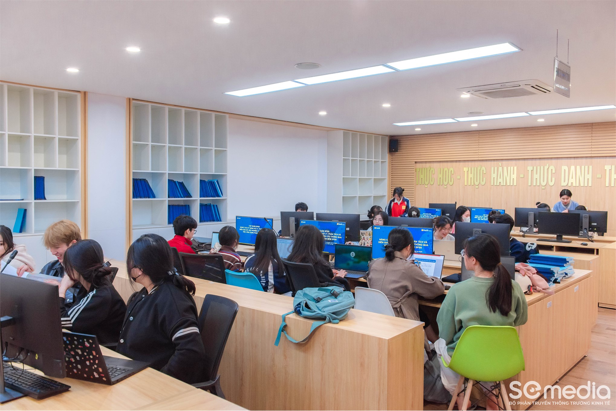 Trường Kinh tế tổ chức “Tập huấn phương pháp triển khai, cách thức trình bày báo cáo, bài báo khoa học cho sinh viên nghiên cứu khoa học”