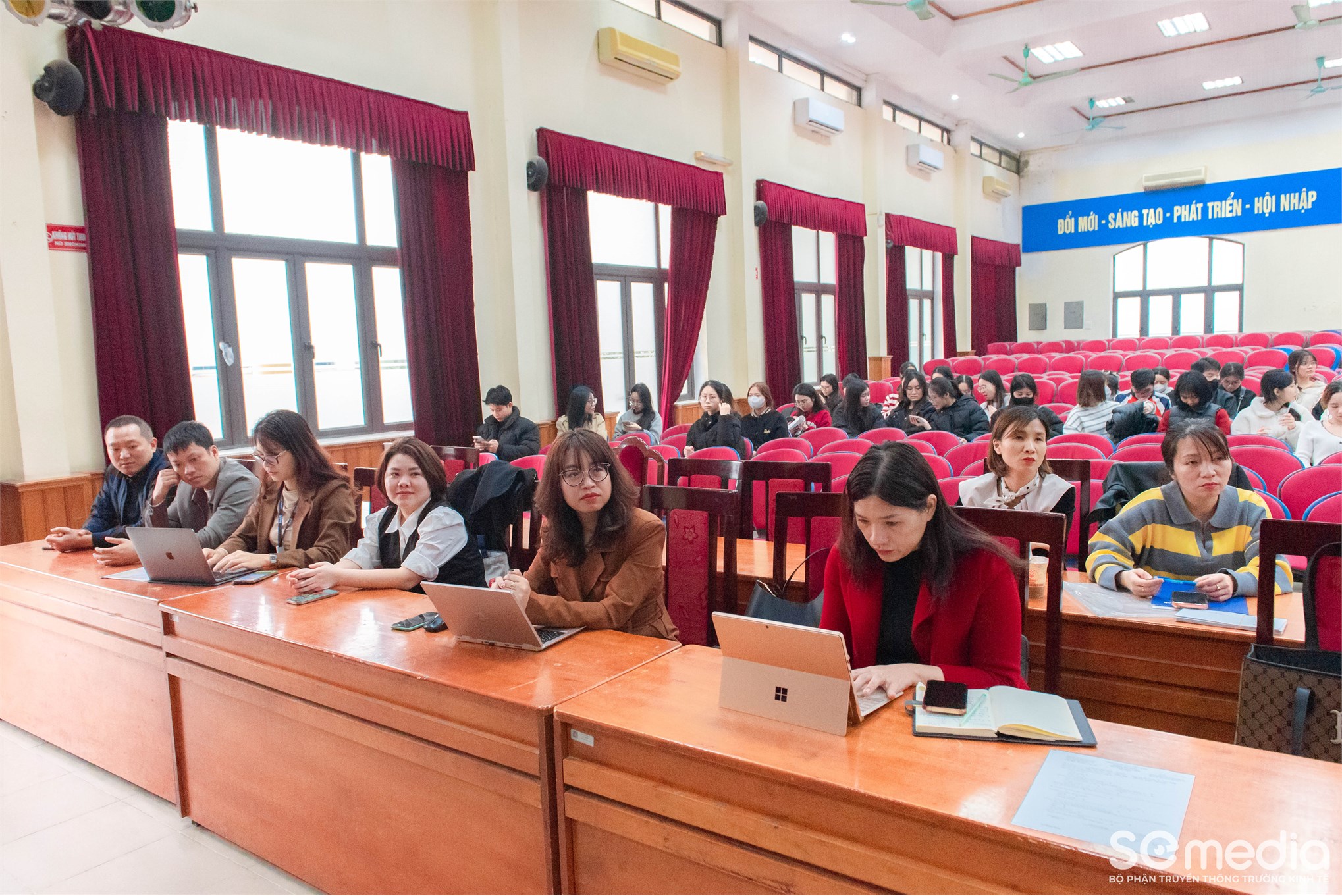 Chi bộ Kinh tế 1 sinh hoạt định kỳ tháng 1 năm 2026 và khen thưởng Đảng viên xuất sắc năm 2025