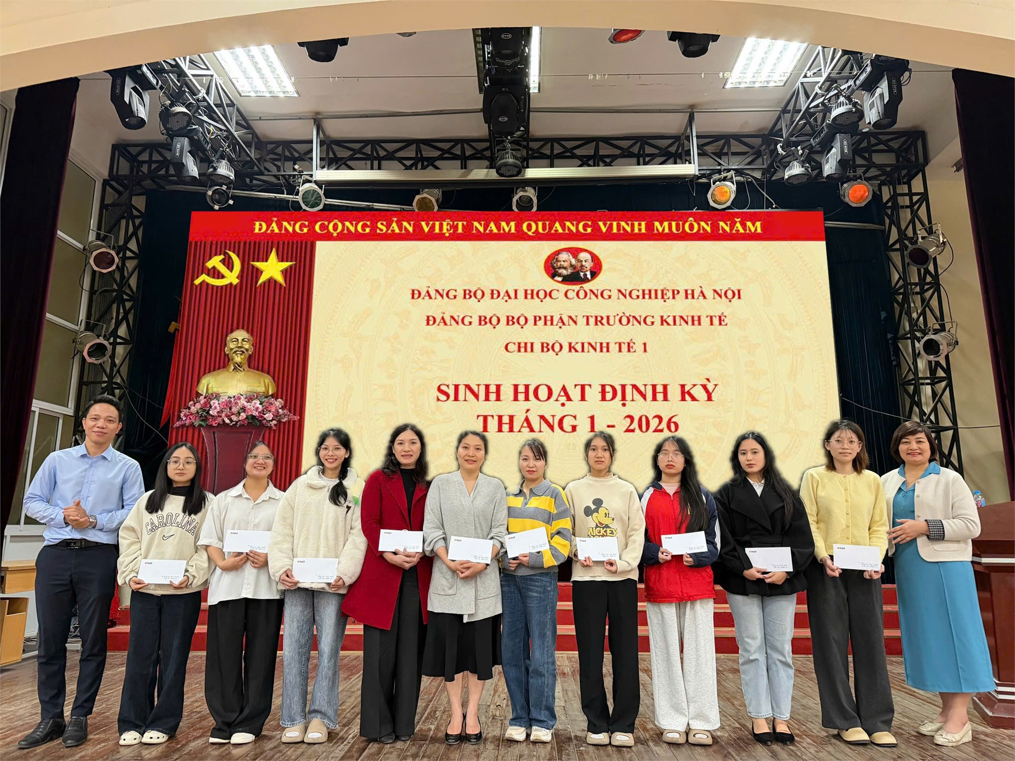 Chi bộ Kinh tế 1 sinh hoạt định kỳ tháng 1 năm 2026 và khen thưởng Đảng viên xuất sắc năm 2025