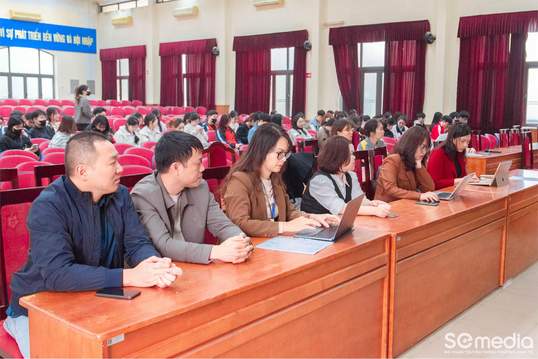 Chi bộ Kinh tế 1 sinh hoạt định kỳ tháng 1 năm 2026 và khen thưởng Đảng viên xuất sắc năm 2025