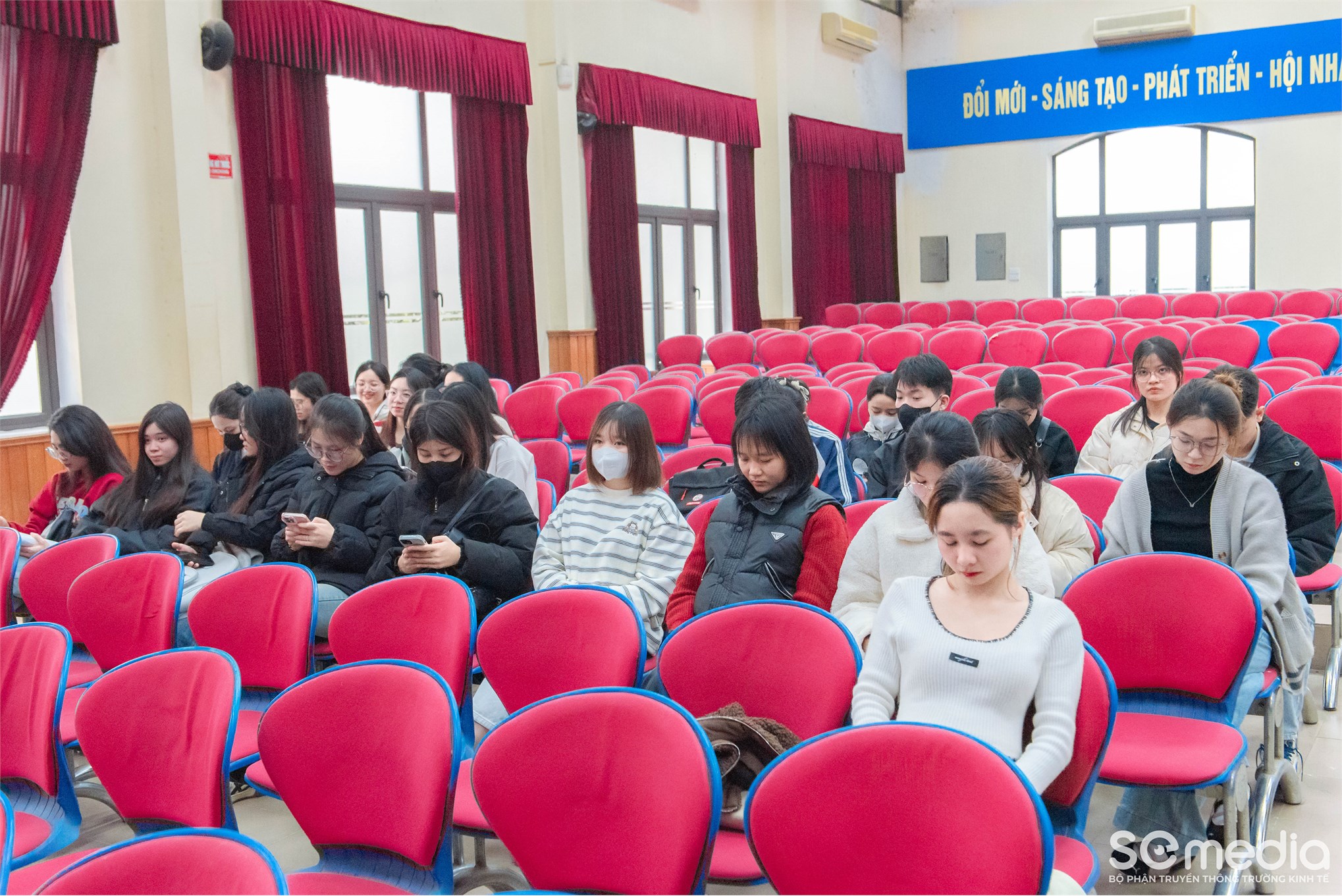 Chi bộ Kinh tế 1 sinh hoạt định kỳ tháng 1 năm 2026 và khen thưởng Đảng viên xuất sắc năm 2025