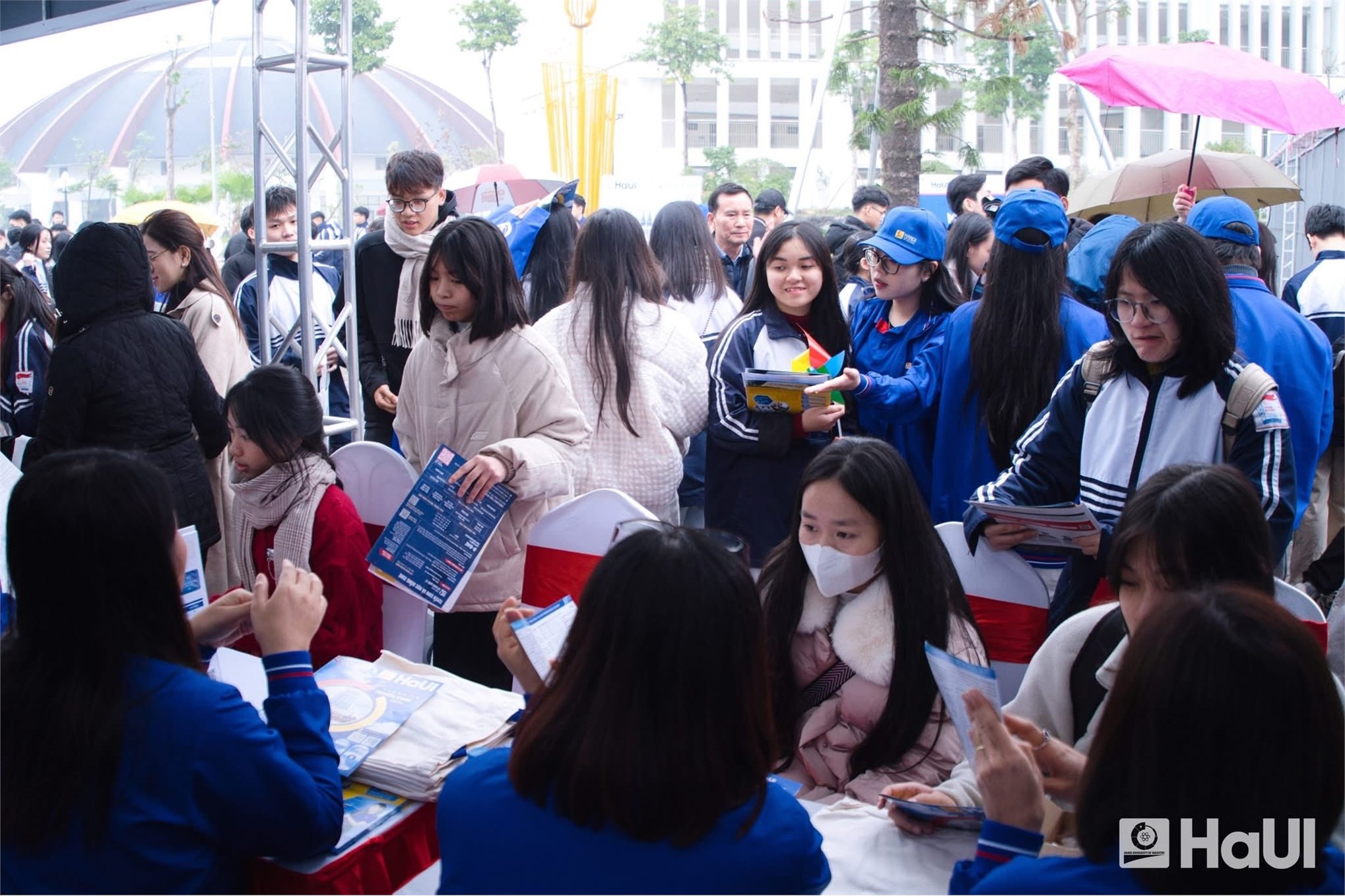 Trường Kinh tế HaUI tư vấn tuyển sinh, hướng nghiệp 2026 tại Trường THPT Chuyên Hùng Vương