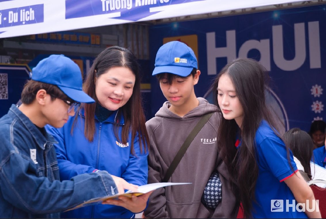 Trường Kinh tế HaUI đồng hành tư vấn tuyển sinh 2026 tại các trường chuyên