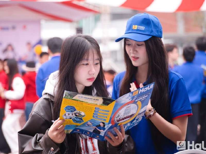 Trường Kinh tế HaUI đồng hành tư vấn tuyển sinh 2026 tại các trường chuyên