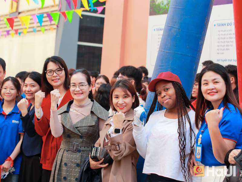 SINH VIÊN KINH TẾ TÁI HIỆN BẢN SẮC VĂN HÓA NAM BỘ TẠI GIAO LƯU VĂN HÓA QUỐC TẾ 2025