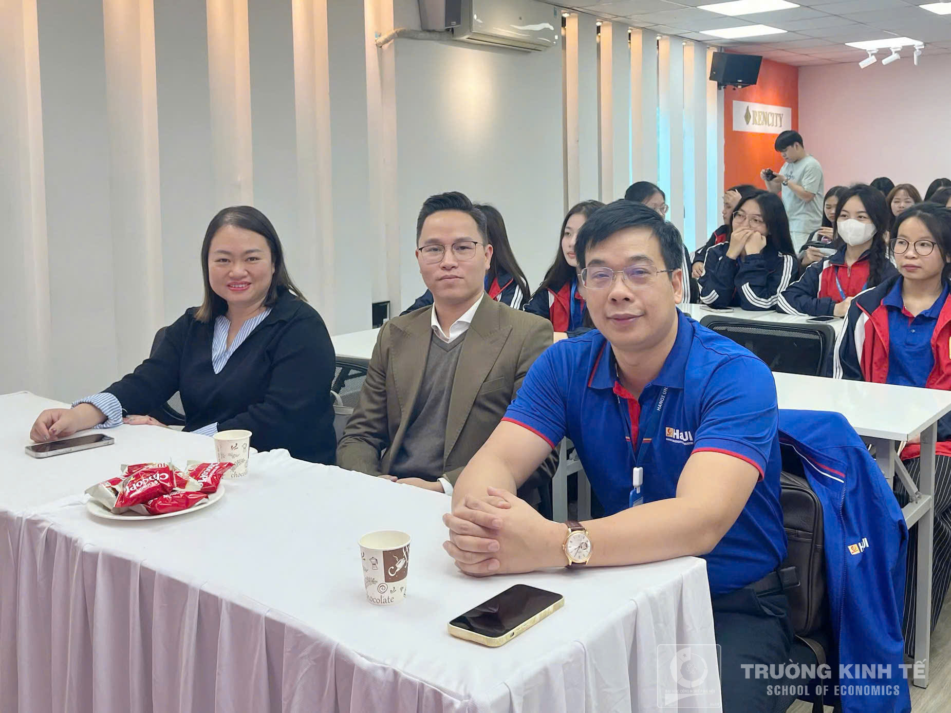 Tham quan thực tế doanh nghiệp: Sinh viên ngành Marketing - Khoa Kinh doanh số tham gia chương trình trải nghiệm thực tế tại Công ty cổ phần công nghệ Rencity