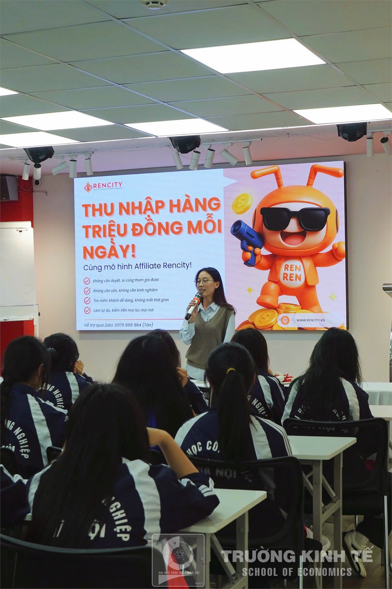 Tham quan thực tế doanh nghiệp: Sinh viên ngành Marketing - Khoa Kinh doanh số tham gia chương trình trải nghiệm thực tế tại Công ty cổ phần công nghệ Rencity