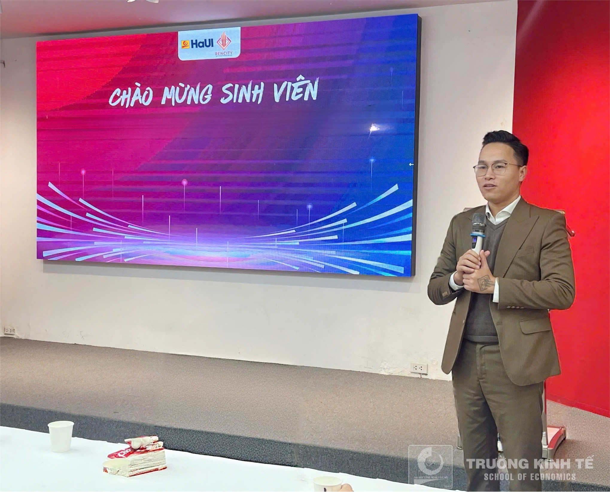 Tham quan thực tế doanh nghiệp: Sinh viên ngành Marketing - Khoa Kinh doanh số tham gia chương trình trải nghiệm thực tế tại Công ty cổ phần công nghệ Rencity