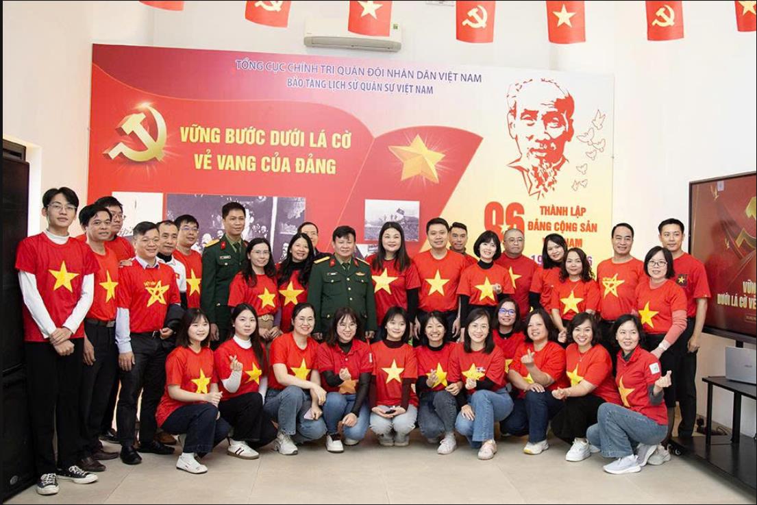Sinh hoạt chính trị thực tế: Đảng bộ bộ phận Trường Kinh tế về nguồn tại Bảo tàng lịch sử quân sự Việt Nam