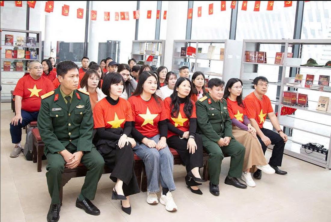 Sinh hoạt chính trị thực tế: Đảng bộ bộ phận Trường Kinh tế về nguồn tại Bảo tàng lịch sử quân sự Việt Nam