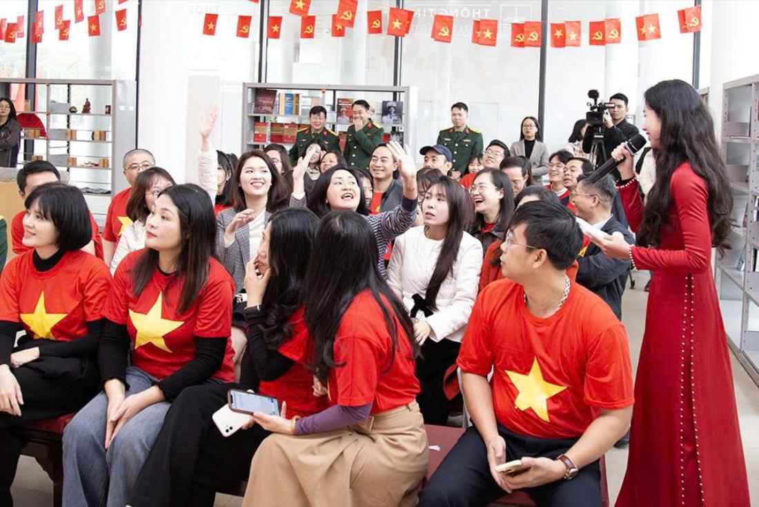 Sinh hoạt chính trị thực tế: Đảng bộ bộ phận Trường Kinh tế về nguồn tại Bảo tàng lịch sử quân sự Việt Nam