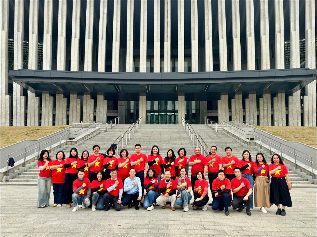 Sinh hoạt chính trị thực tế: Đảng bộ bộ phận Trường Kinh tế về nguồn tại Bảo tàng lịch sử quân sự Việt Nam