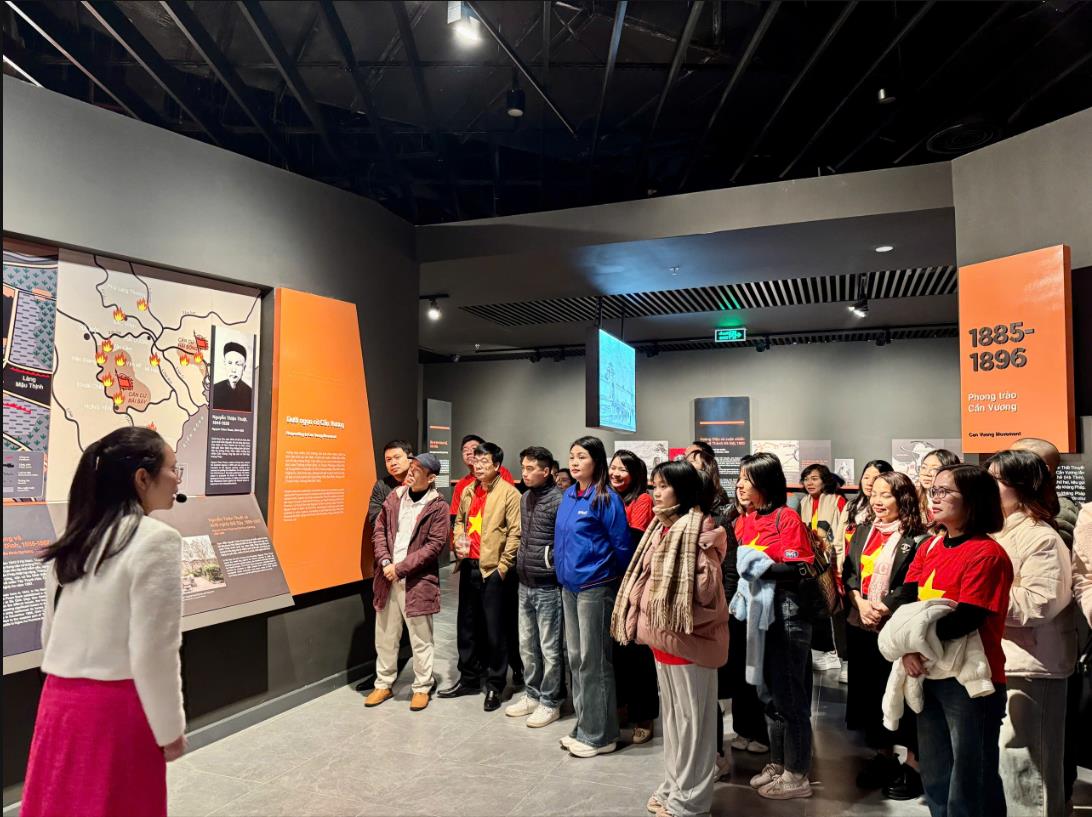 Sinh hoạt chính trị thực tế: Đảng bộ bộ phận Trường Kinh tế về nguồn tại Bảo tàng lịch sử quân sự Việt Nam