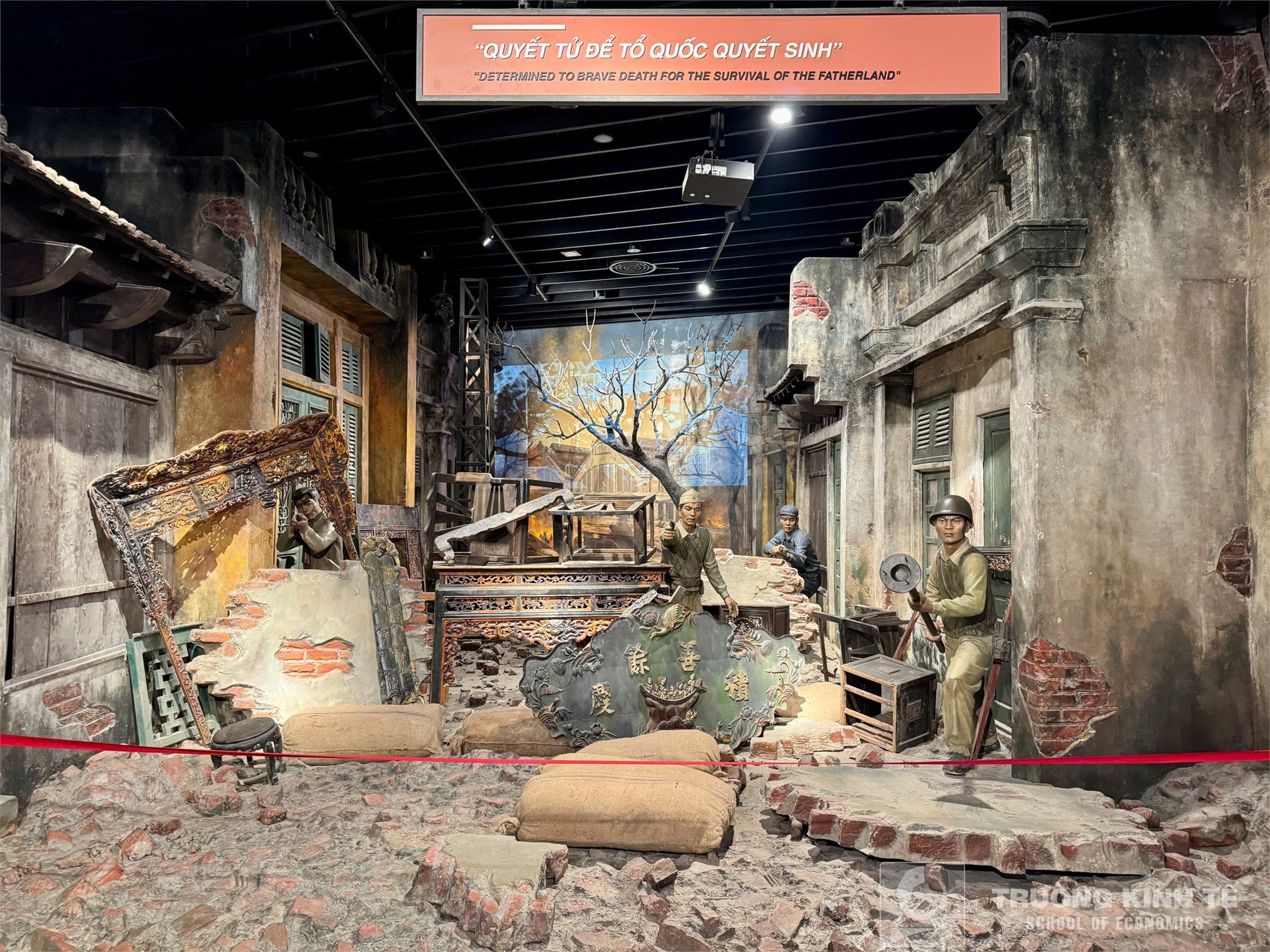 Sinh hoạt chính trị thực tế: Đảng bộ bộ phận Trường Kinh tế về nguồn tại Bảo tàng lịch sử quân sự Việt Nam