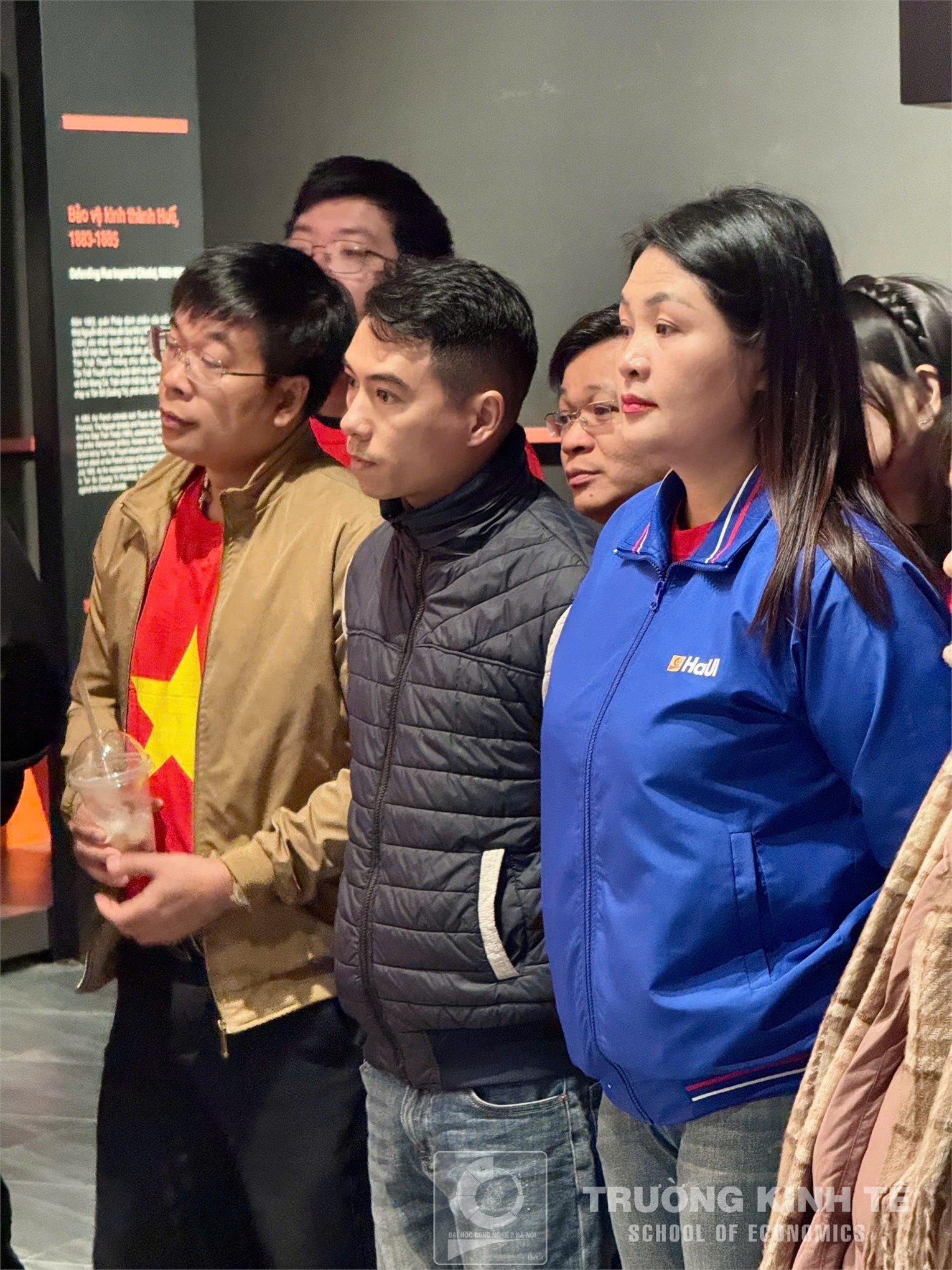 Sinh hoạt chính trị thực tế: Đảng bộ bộ phận Trường Kinh tế về nguồn tại Bảo tàng lịch sử quân sự Việt Nam