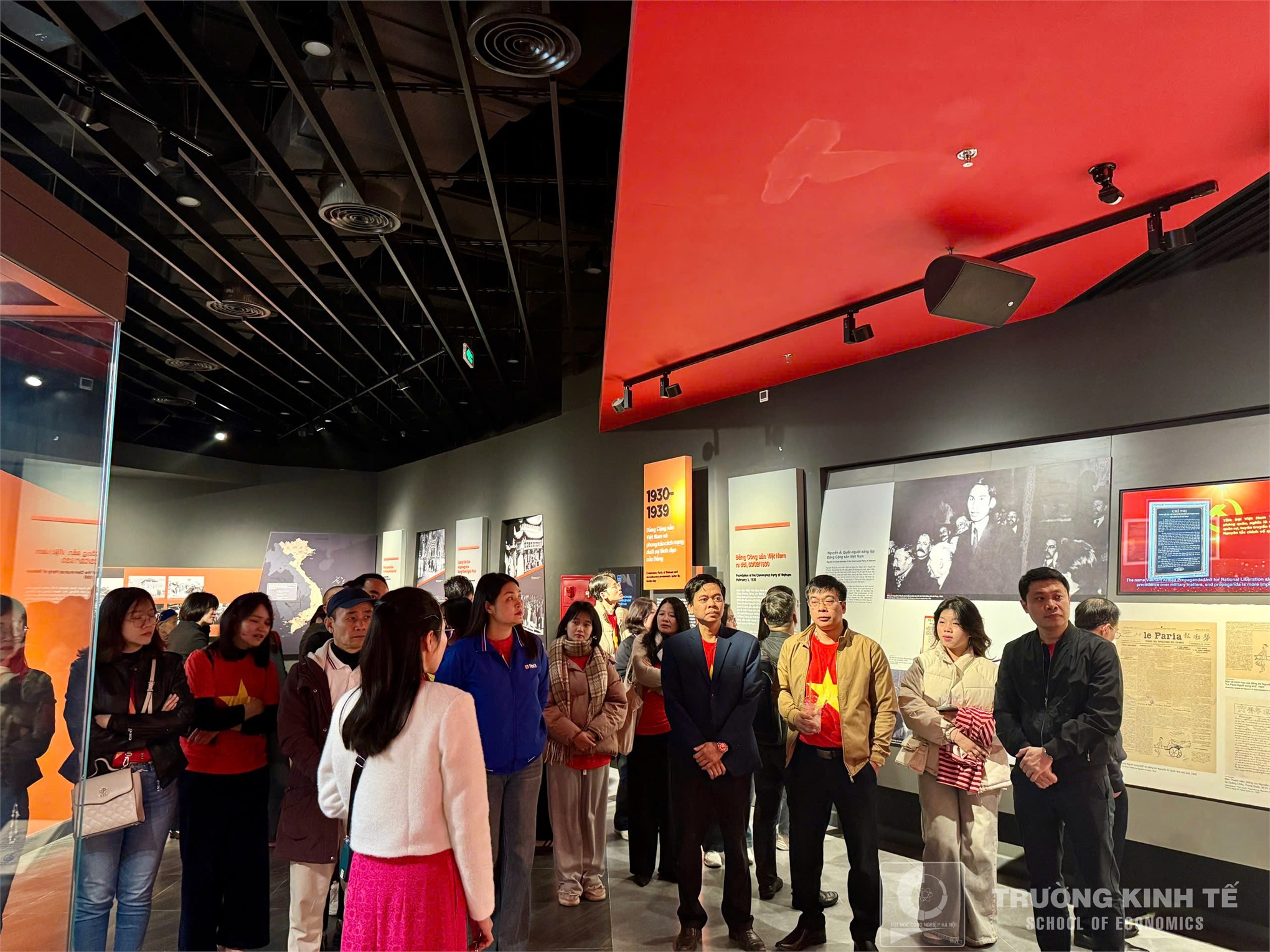 Sinh hoạt chính trị thực tế: Đảng bộ bộ phận Trường Kinh tế về nguồn tại Bảo tàng lịch sử quân sự Việt Nam