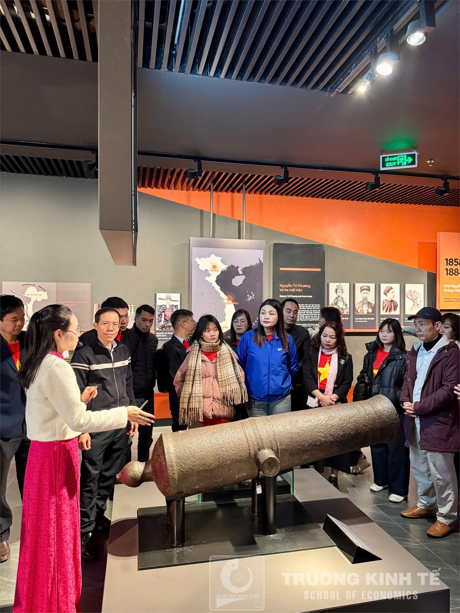 Sinh hoạt chính trị thực tế: Đảng bộ bộ phận Trường Kinh tế về nguồn tại Bảo tàng lịch sử quân sự Việt Nam