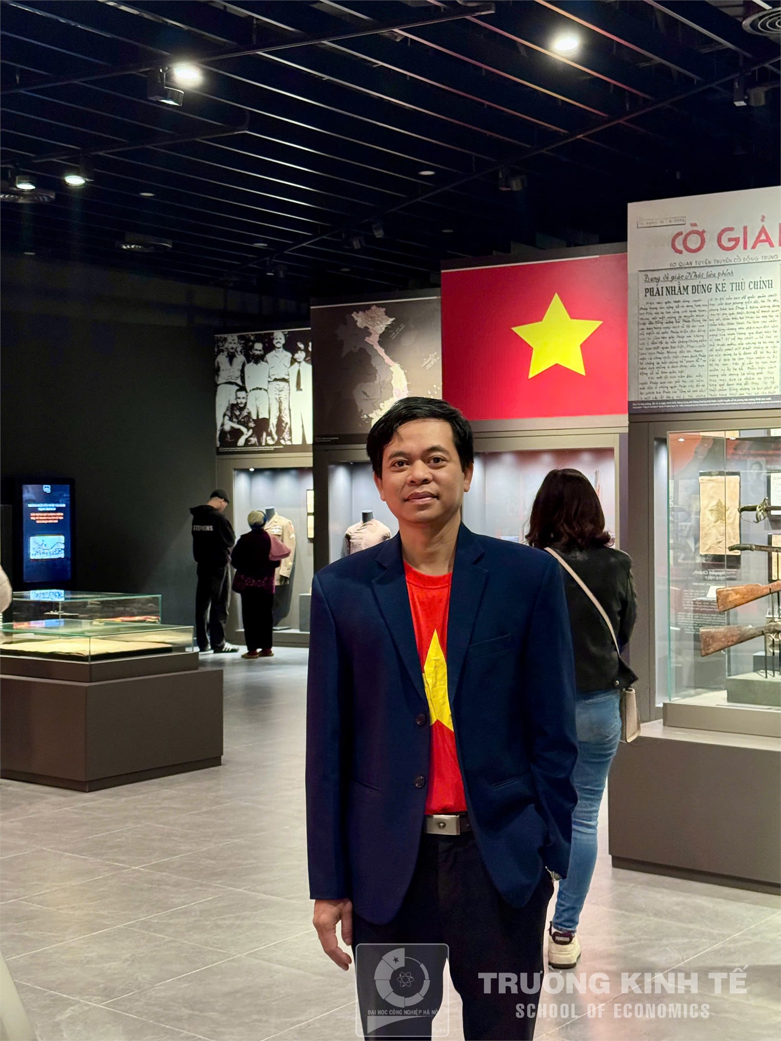 Sinh hoạt chính trị thực tế: Đảng bộ bộ phận Trường Kinh tế về nguồn tại Bảo tàng lịch sử quân sự Việt Nam