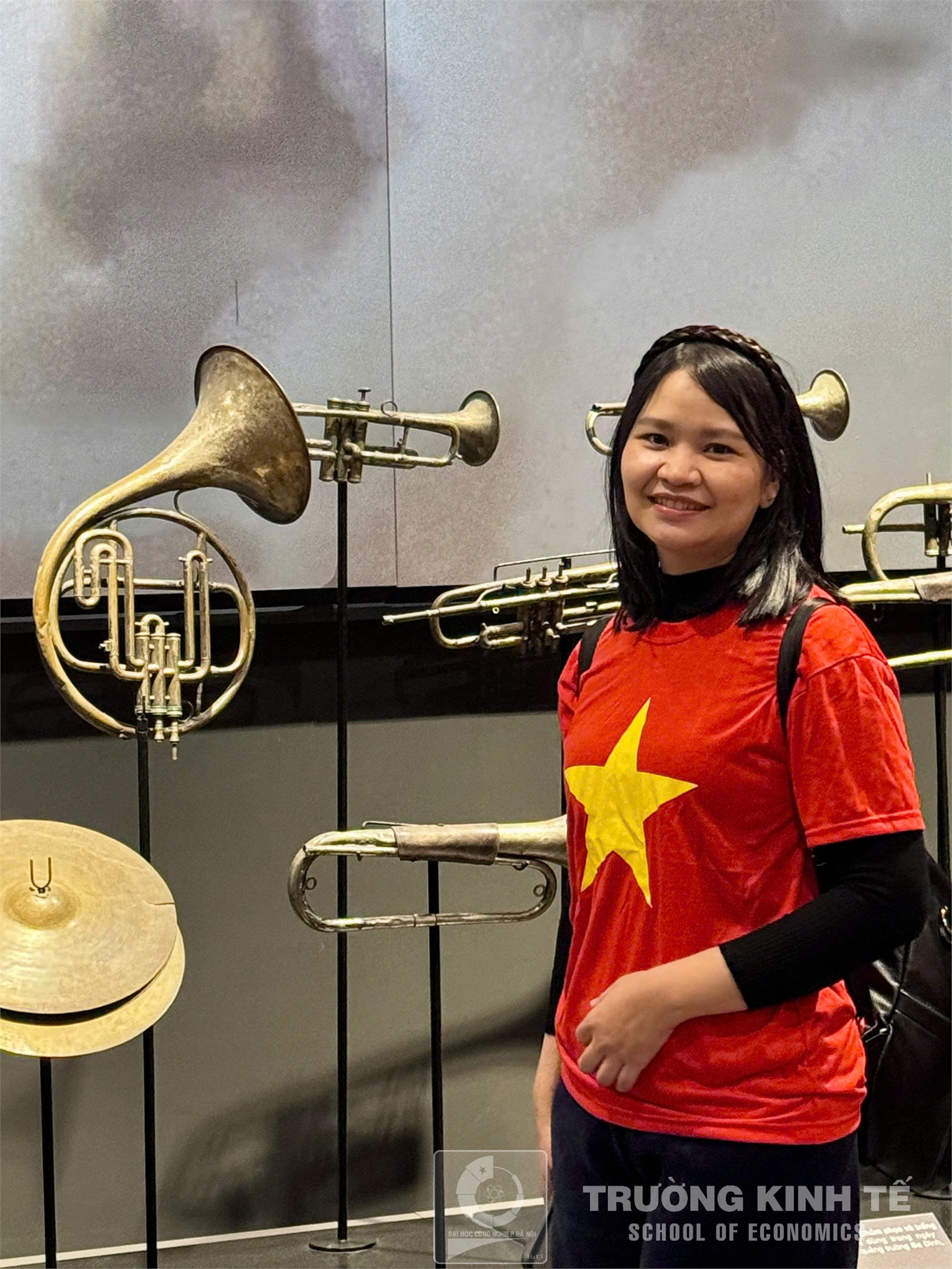 Sinh hoạt chính trị thực tế: Đảng bộ bộ phận Trường Kinh tế về nguồn tại Bảo tàng lịch sử quân sự Việt Nam