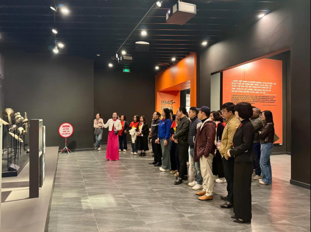 Sinh hoạt chính trị thực tế: Đảng bộ bộ phận Trường Kinh tế về nguồn tại Bảo tàng lịch sử quân sự Việt Nam