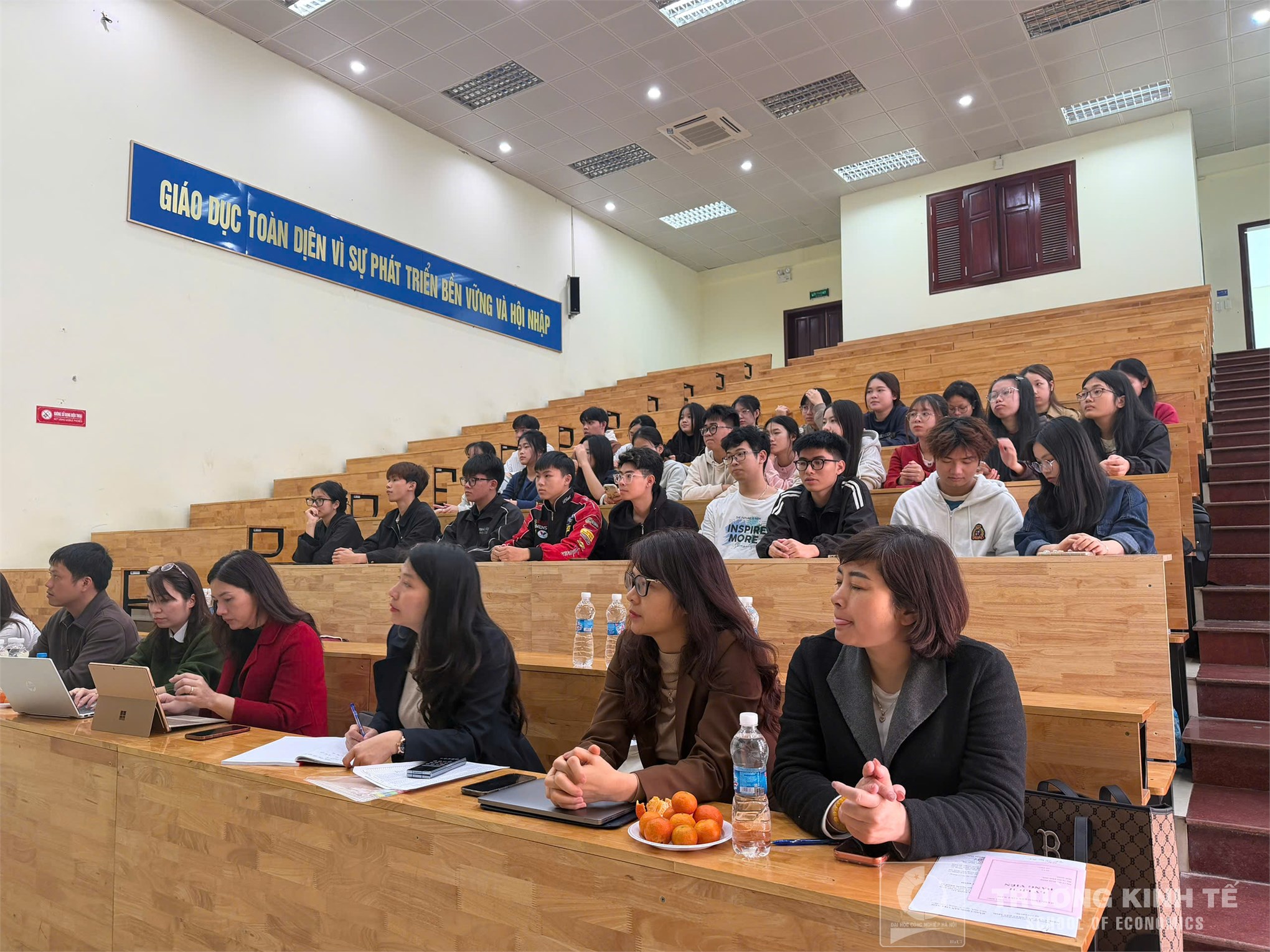 Chi bộ Kinh tế 1 – đảng bộ bộ phận Trường Tinh tế tổ chức lễ kết nạp đảng viên mới tháng 2/2026