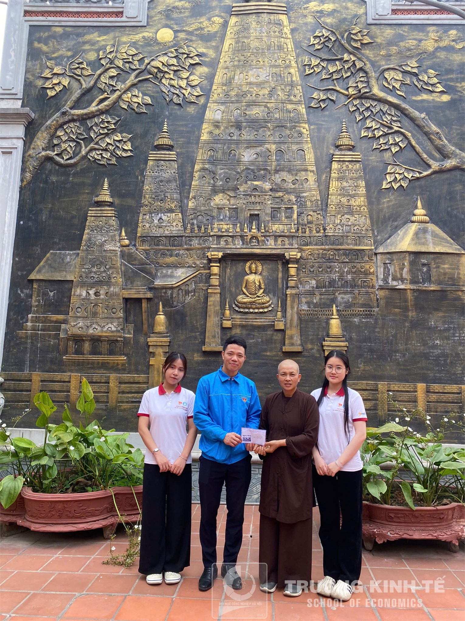 Đoàn thanh niên - Hội sinh viên Trường Kinh tế đồng hành cùng Chùa Đình Quán tổ chức chương trình `Tết yêu thương 2026`