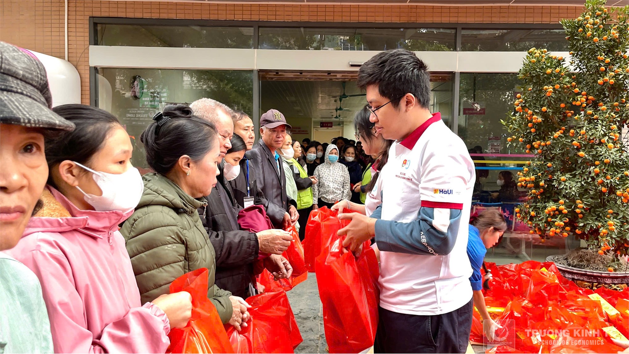 Đoàn thanh niên - Hội sinh viên Trường Kinh tế đồng hành cùng Chùa Đình Quán tổ chức chương trình `Tết yêu thương 2026`