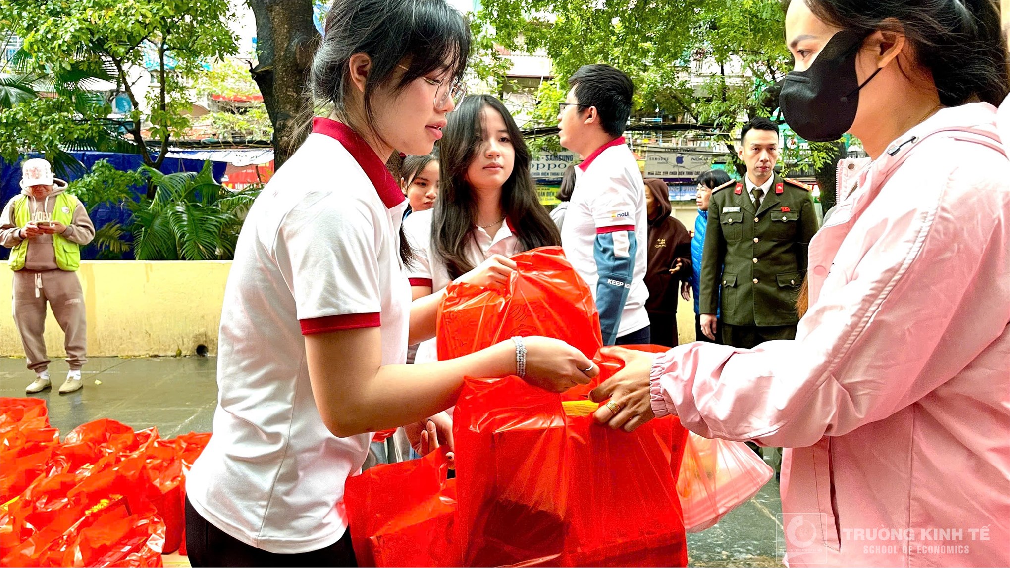 Đoàn thanh niên - Hội sinh viên Trường Kinh tế đồng hành cùng Chùa Đình Quán tổ chức chương trình `Tết yêu thương 2026`