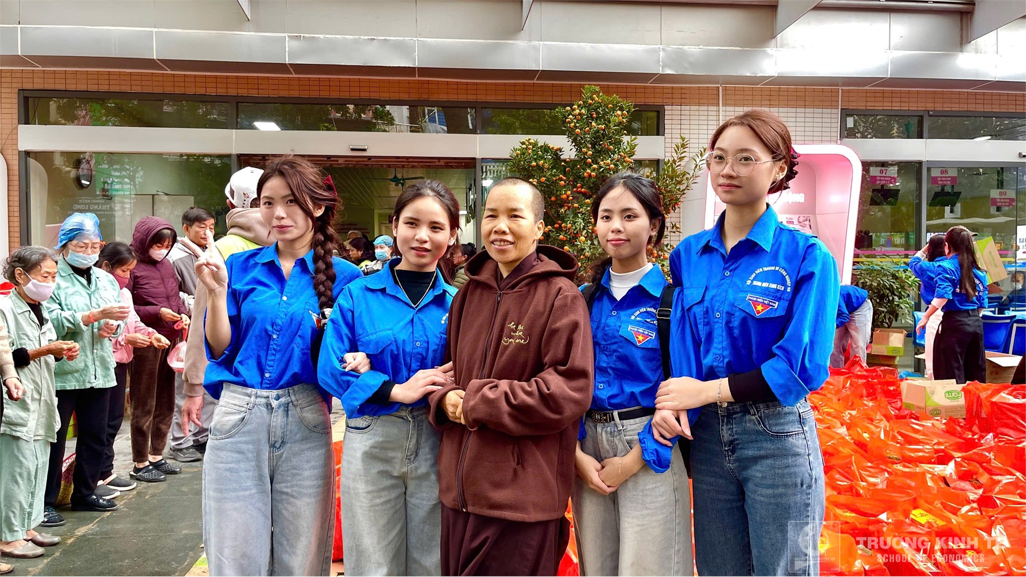 Đoàn thanh niên - Hội sinh viên Trường Kinh tế đồng hành cùng Chùa Đình Quán tổ chức chương trình `Tết yêu thương 2026`