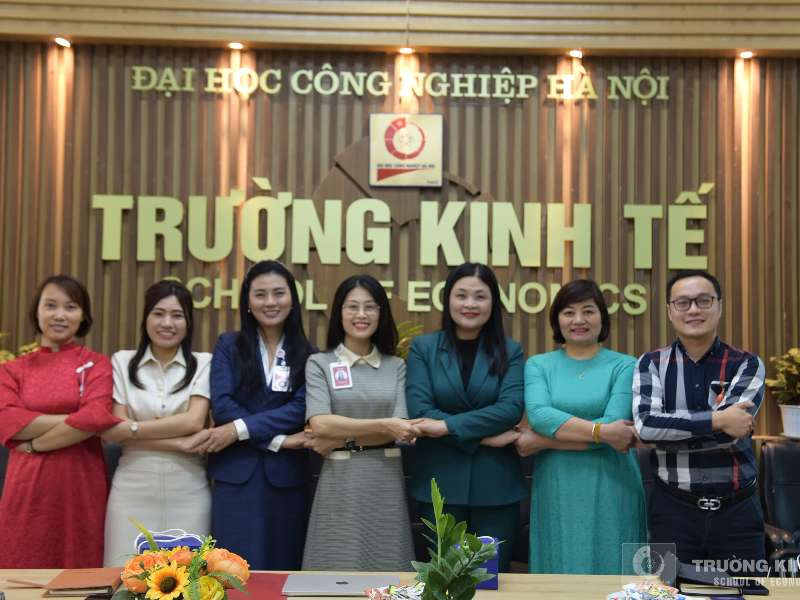 Trường Kinh tế tăng cường hợp tác doanh nghiệp trong lĩnh vực tài chính ngân hàng