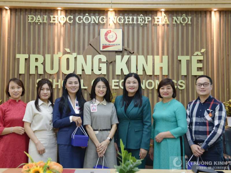 Trường Kinh tế tăng cường hợp tác doanh nghiệp trong lĩnh vực tài chính ngân hàng
