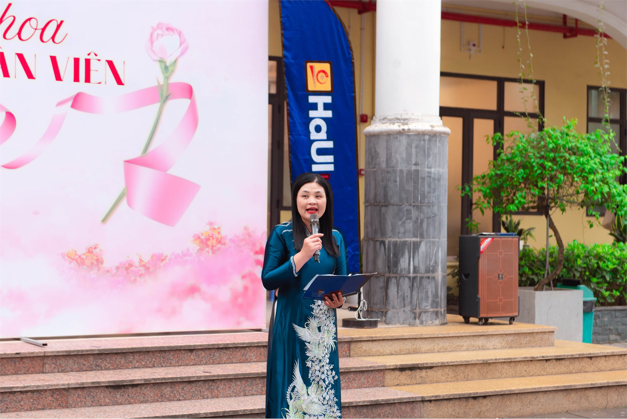 SÔI NỔI CUỘC THI CẮM HOA NGHỆ THUẬT `SẮC HOA ĐOÀN VIÊN`: TÔN VINH VẺ ĐẸP VÀ TINH THẦN TUỔI TRẺ TRƯỜNG KINH TẾ