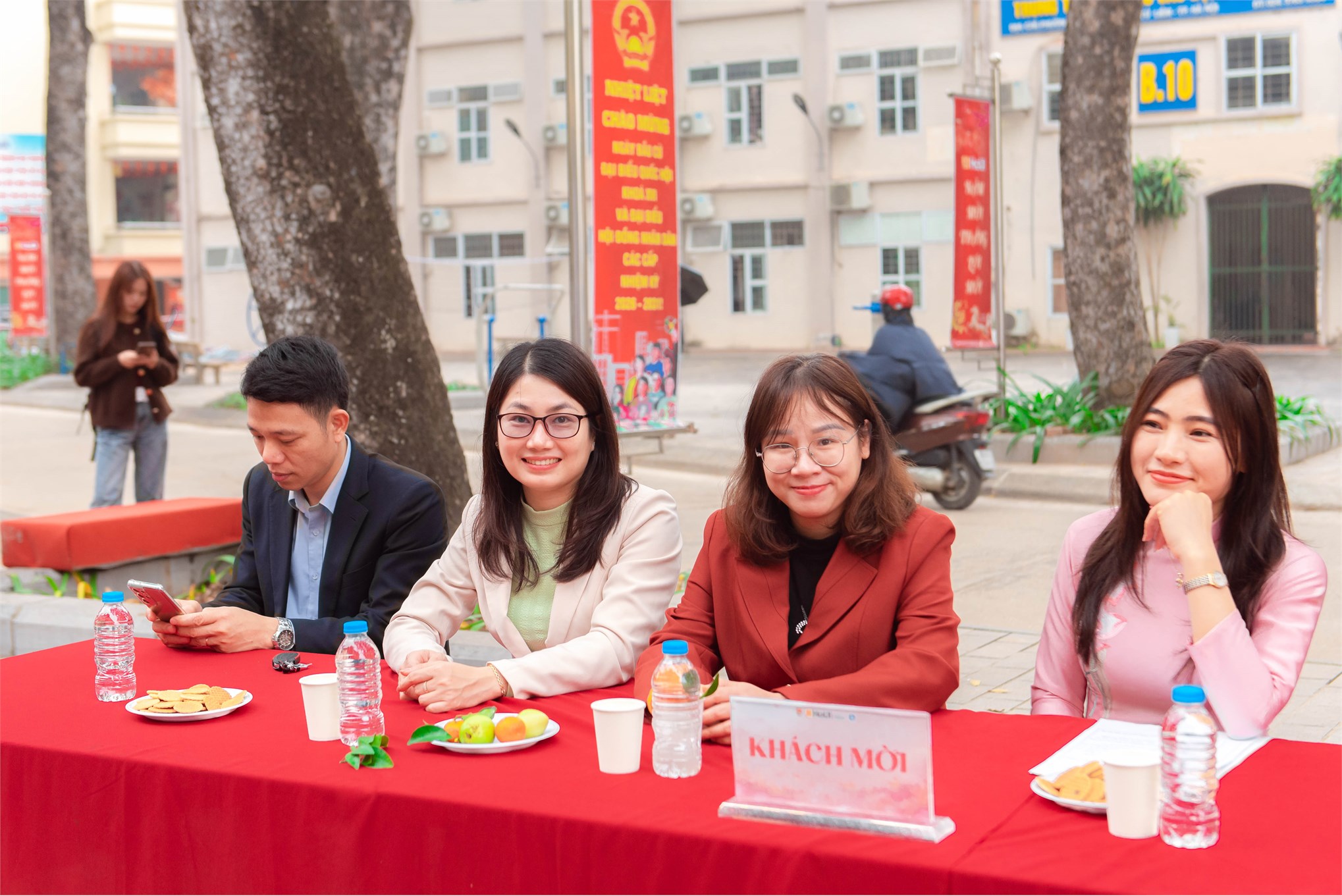 SÔI NỔI CUỘC THI CẮM HOA NGHỆ THUẬT `SẮC HOA ĐOÀN VIÊN`: TÔN VINH VẺ ĐẸP VÀ TINH THẦN TUỔI TRẺ TRƯỜNG KINH TẾ