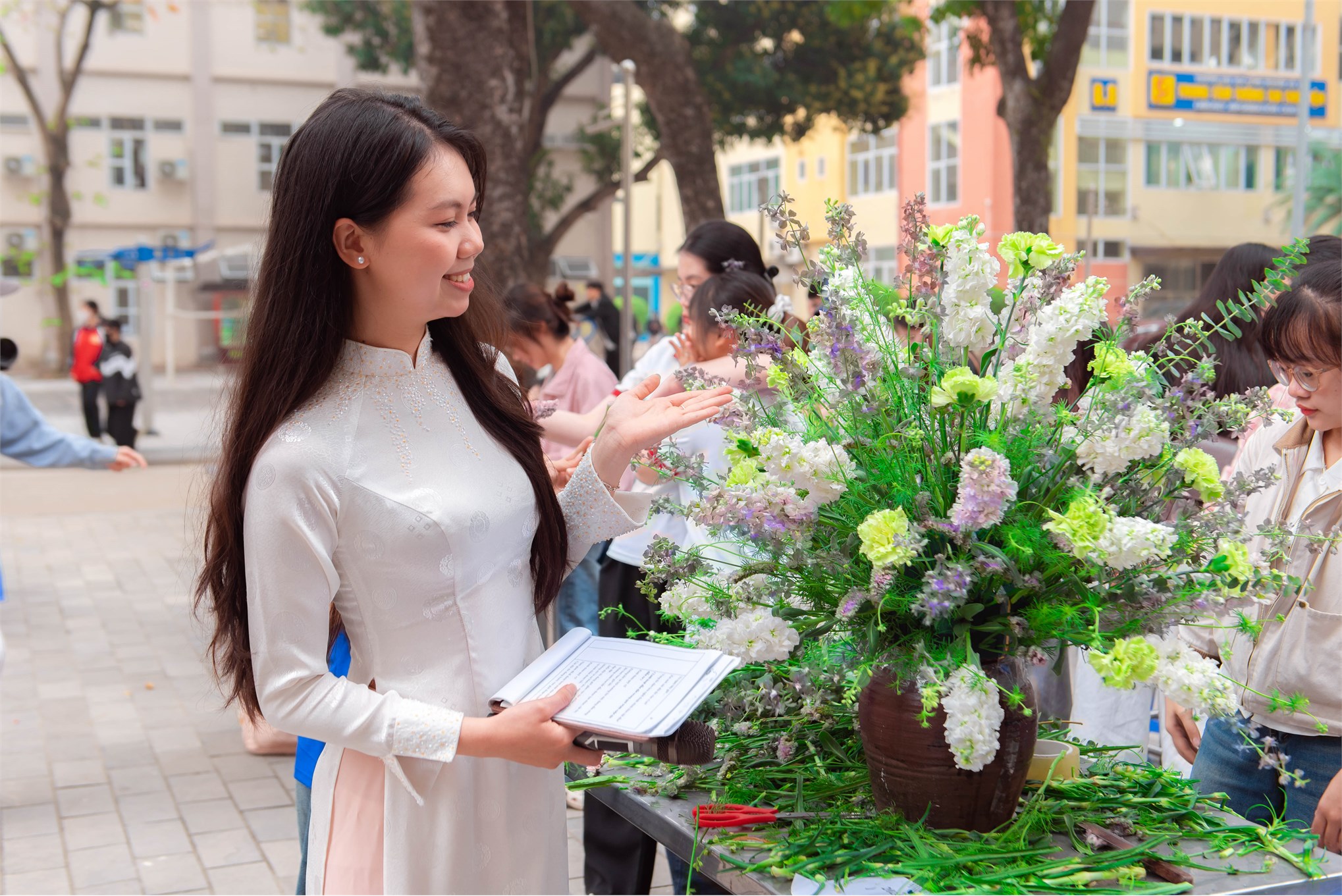 SÔI NỔI CUỘC THI CẮM HOA NGHỆ THUẬT `SẮC HOA ĐOÀN VIÊN`: TÔN VINH VẺ ĐẸP VÀ TINH THẦN TUỔI TRẺ TRƯỜNG KINH TẾ