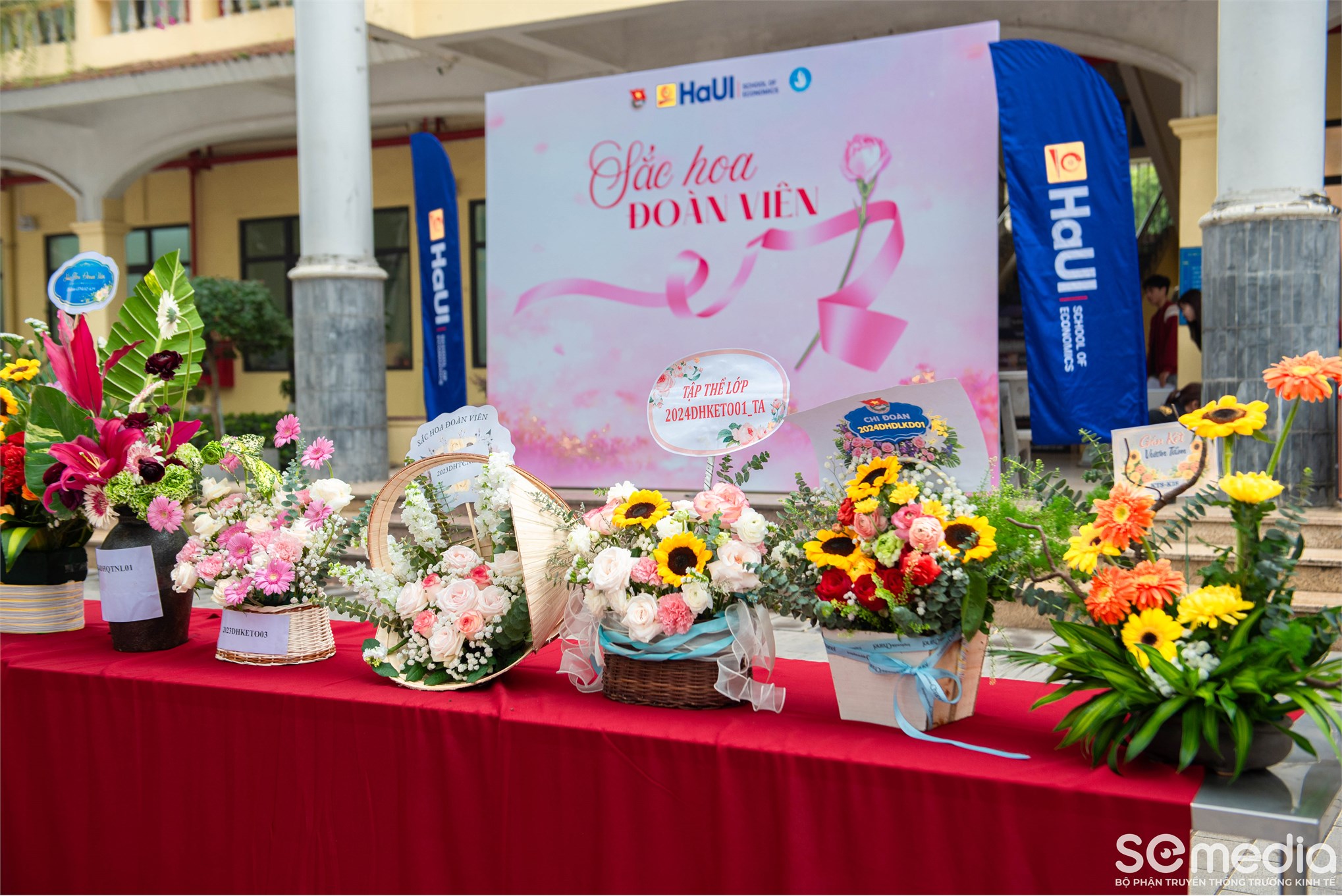 SÔI NỔI CUỘC THI CẮM HOA NGHỆ THUẬT `SẮC HOA ĐOÀN VIÊN`: TÔN VINH VẺ ĐẸP VÀ TINH THẦN TUỔI TRẺ TRƯỜNG KINH TẾ