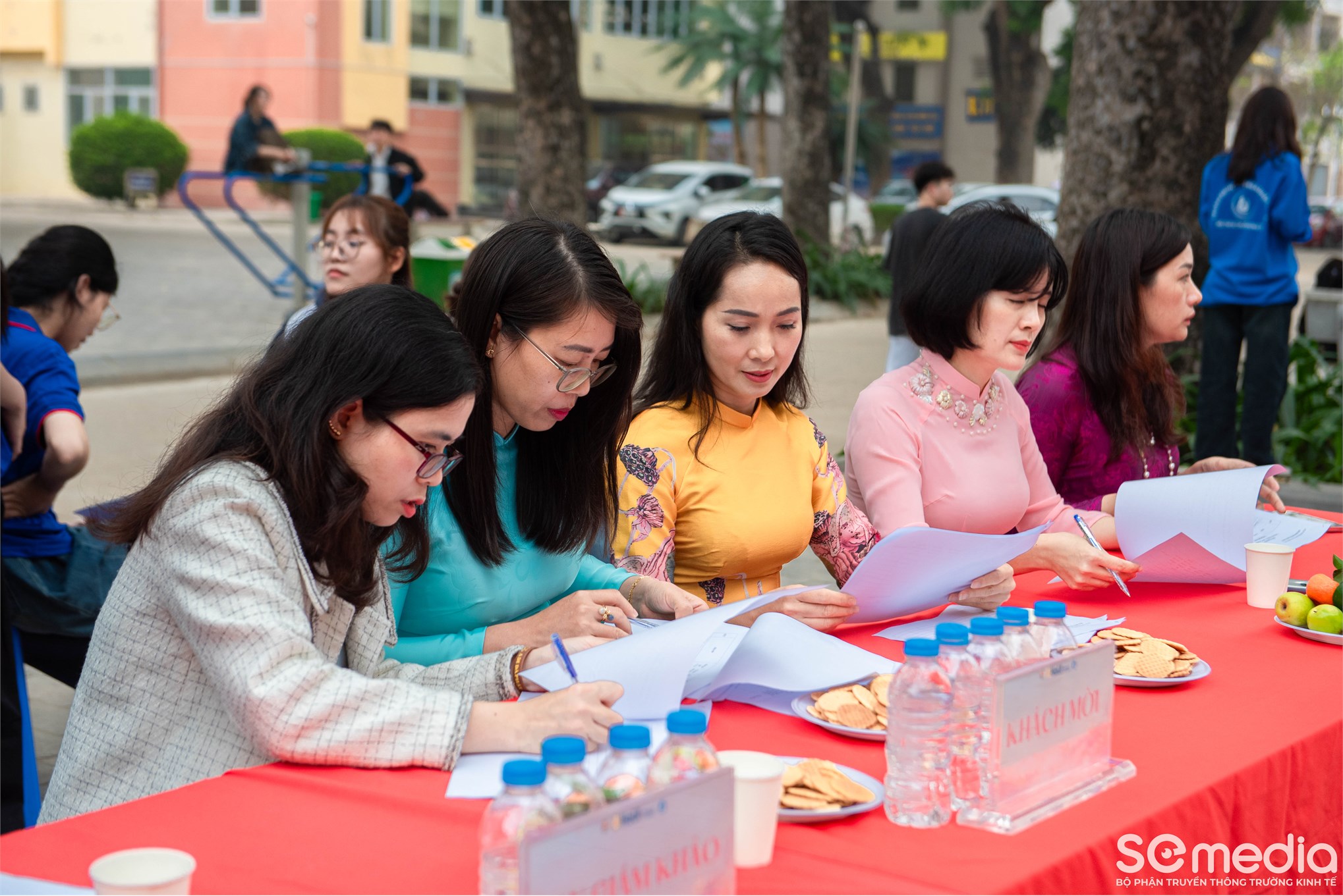 SÔI NỔI CUỘC THI CẮM HOA NGHỆ THUẬT `SẮC HOA ĐOÀN VIÊN`: TÔN VINH VẺ ĐẸP VÀ TINH THẦN TUỔI TRẺ TRƯỜNG KINH TẾ
