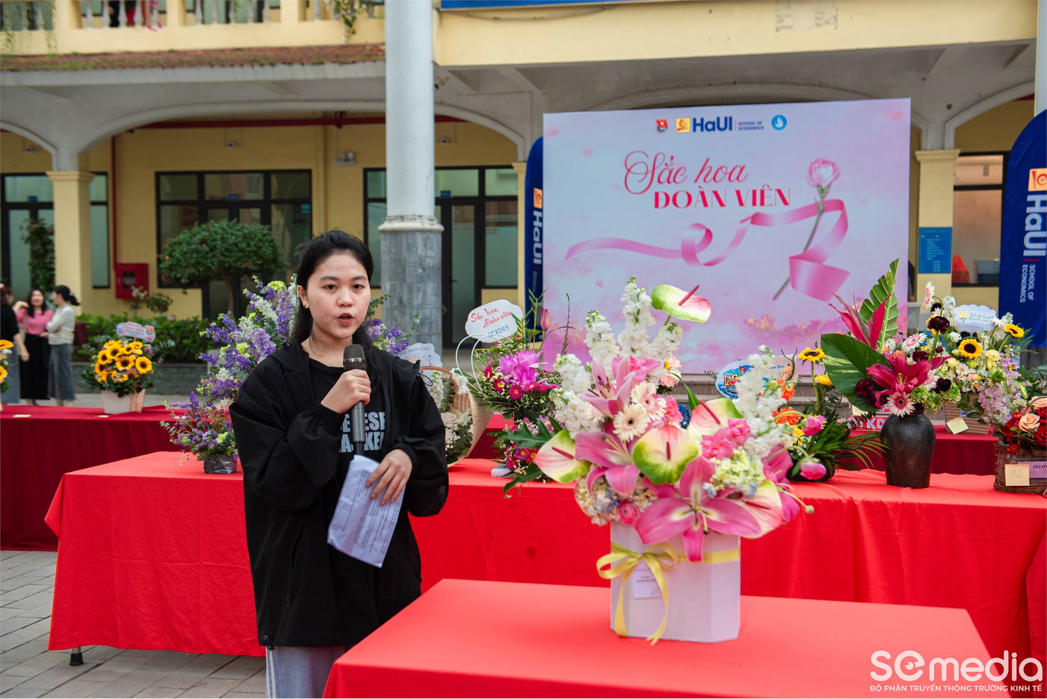 SÔI NỔI CUỘC THI CẮM HOA NGHỆ THUẬT `SẮC HOA ĐOÀN VIÊN`: TÔN VINH VẺ ĐẸP VÀ TINH THẦN TUỔI TRẺ TRƯỜNG KINH TẾ