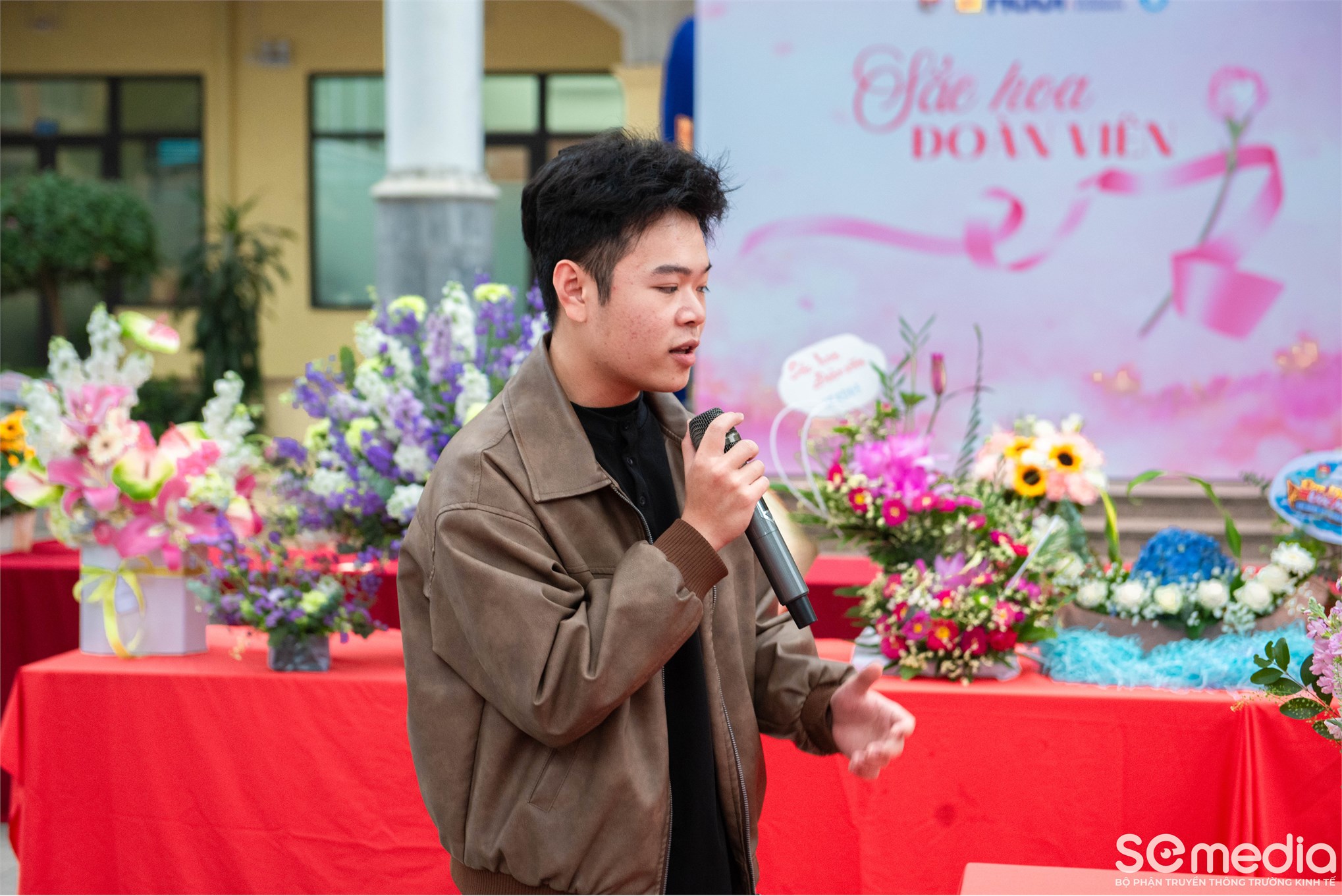 SÔI NỔI CUỘC THI CẮM HOA NGHỆ THUẬT `SẮC HOA ĐOÀN VIÊN`: TÔN VINH VẺ ĐẸP VÀ TINH THẦN TUỔI TRẺ TRƯỜNG KINH TẾ