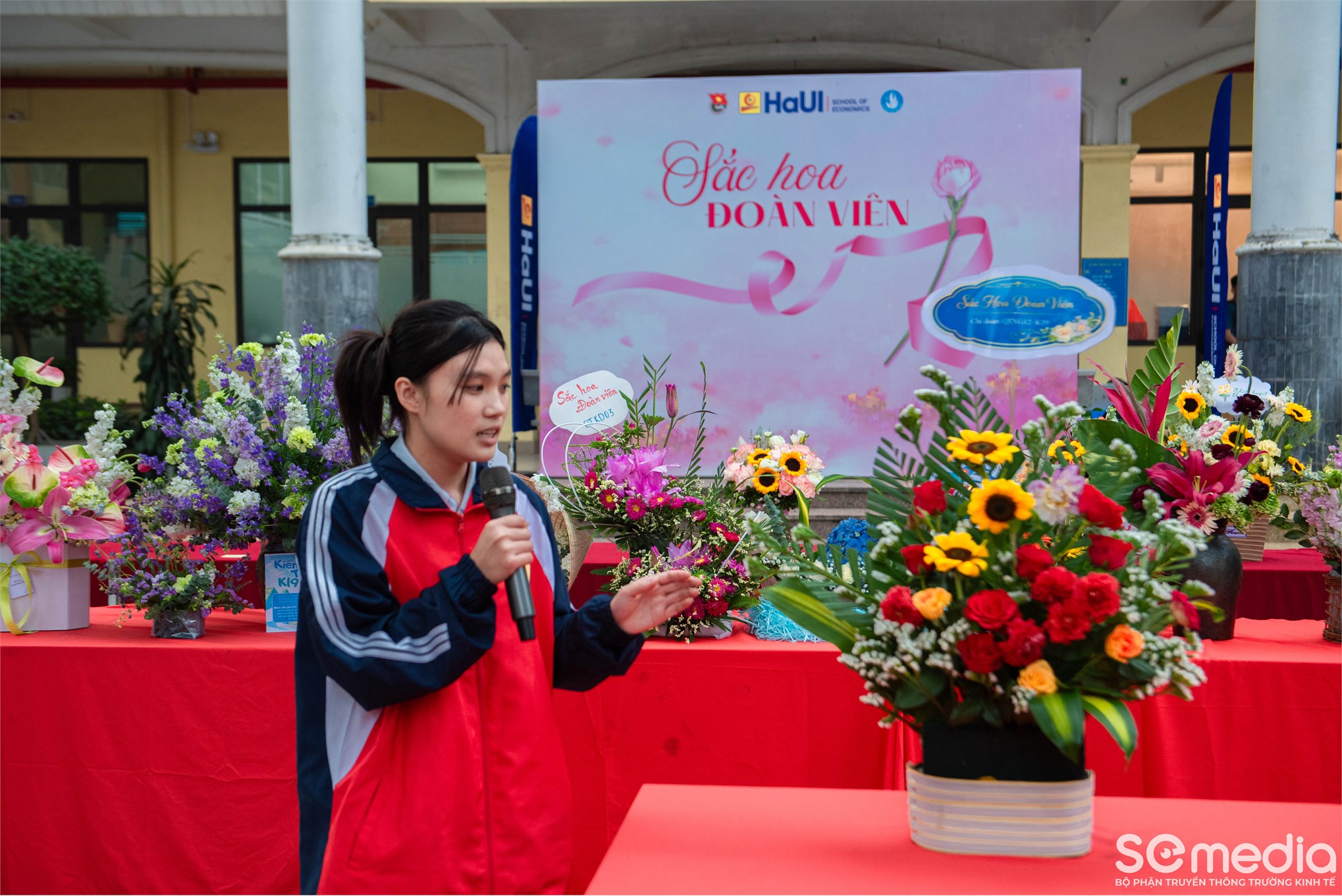 SÔI NỔI CUỘC THI CẮM HOA NGHỆ THUẬT `SẮC HOA ĐOÀN VIÊN`: TÔN VINH VẺ ĐẸP VÀ TINH THẦN TUỔI TRẺ TRƯỜNG KINH TẾ