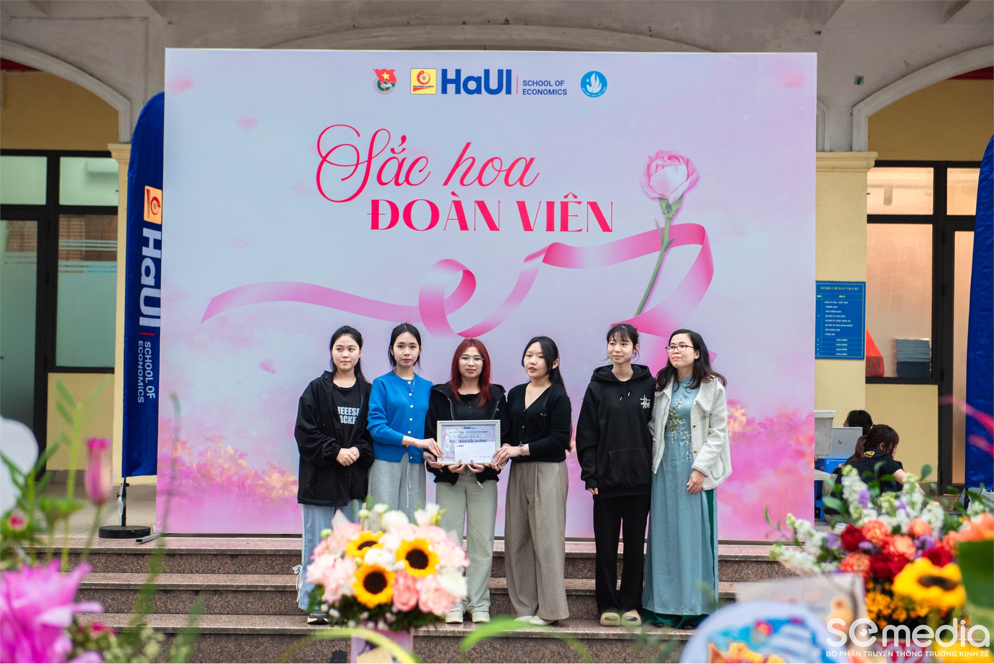 SÔI NỔI CUỘC THI CẮM HOA NGHỆ THUẬT `SẮC HOA ĐOÀN VIÊN`: TÔN VINH VẺ ĐẸP VÀ TINH THẦN TUỔI TRẺ TRƯỜNG KINH TẾ