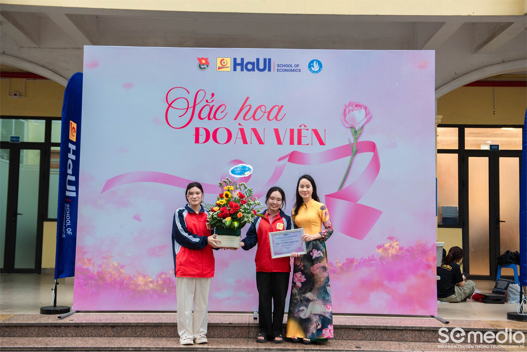 SÔI NỔI CUỘC THI CẮM HOA NGHỆ THUẬT `SẮC HOA ĐOÀN VIÊN`: TÔN VINH VẺ ĐẸP VÀ TINH THẦN TUỔI TRẺ TRƯỜNG KINH TẾ