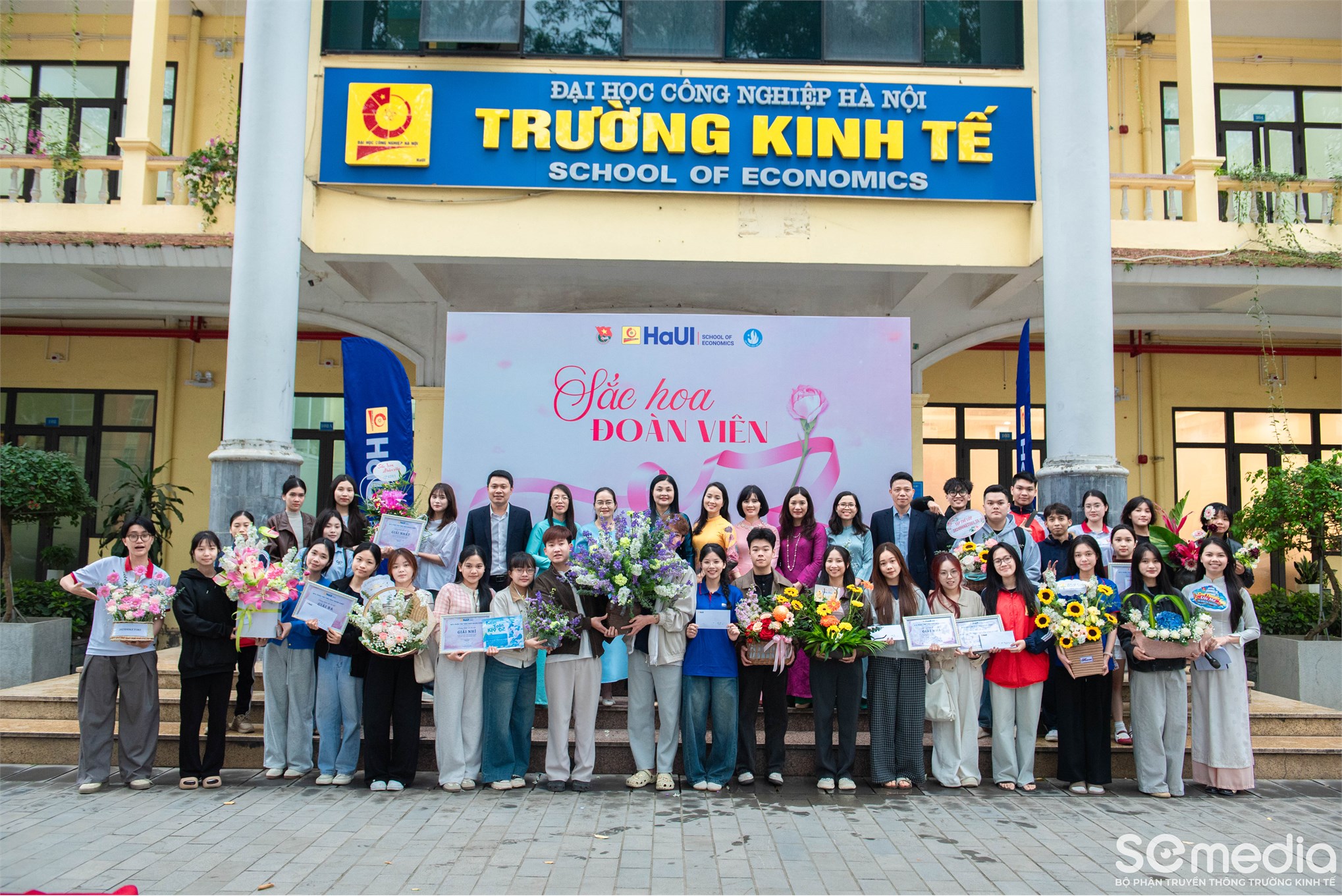 SÔI NỔI CUỘC THI CẮM HOA NGHỆ THUẬT `SẮC HOA ĐOÀN VIÊN`: TÔN VINH VẺ ĐẸP VÀ TINH THẦN TUỔI TRẺ TRƯỜNG KINH TẾ