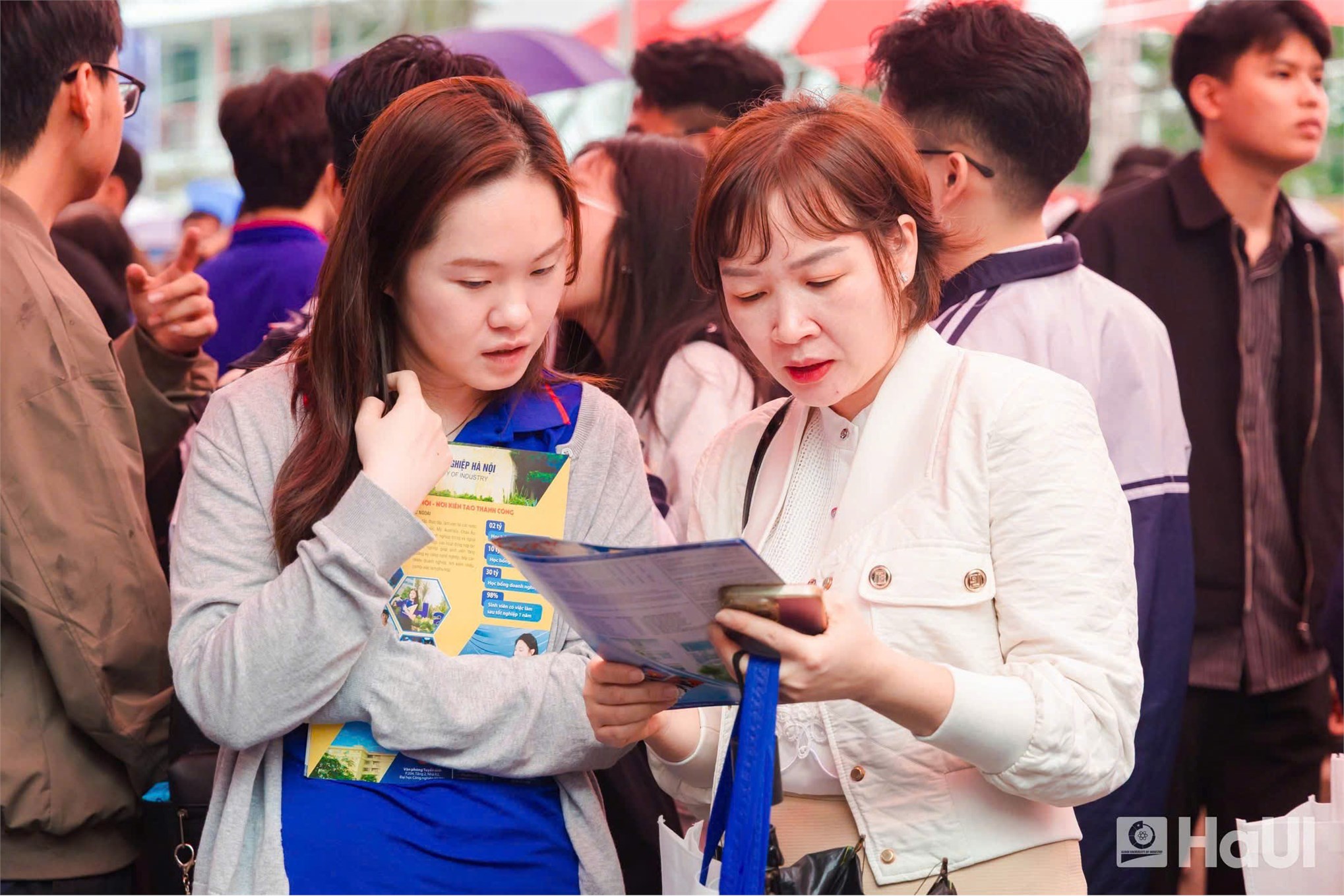 Trường Kinh tế – HaUI đồng hành tư vấn khối ngành Kinh tế tại Ngày hội tư vấn tuyển sinh 2026