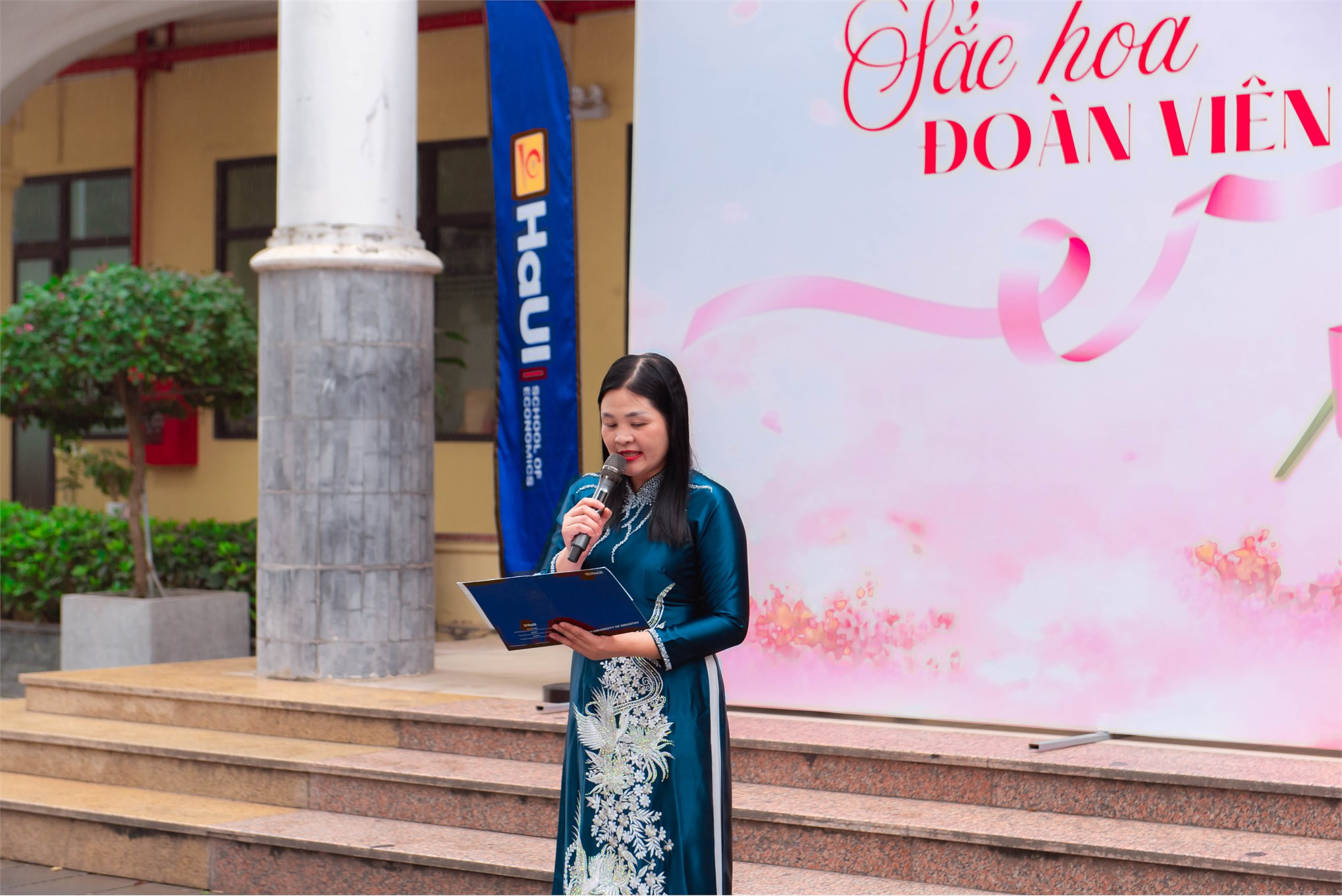 Rực rỡ sắc màu tại Cuộc thi cắm hoa nghệ thuật – chủ đề: `Sắc hoa Đoàn viên`