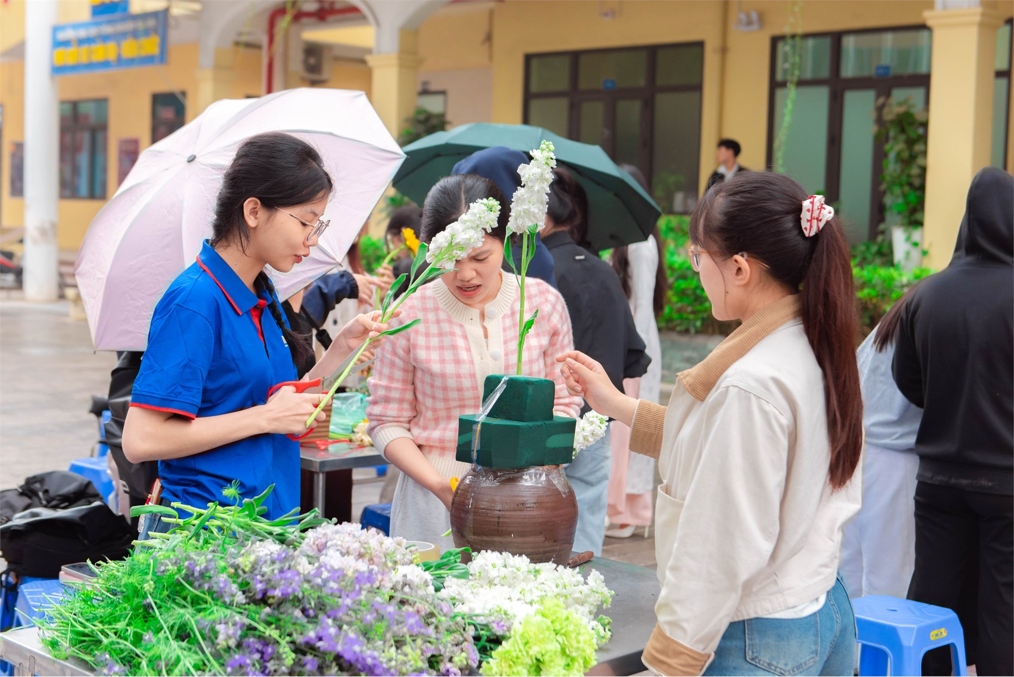 Rực rỡ sắc màu tại Cuộc thi cắm hoa nghệ thuật – chủ đề: `Sắc hoa Đoàn viên`