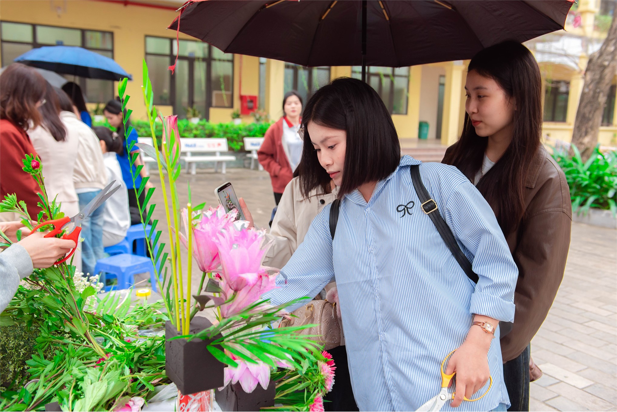 Rực rỡ sắc màu tại Cuộc thi cắm hoa nghệ thuật – chủ đề: `Sắc hoa Đoàn viên`