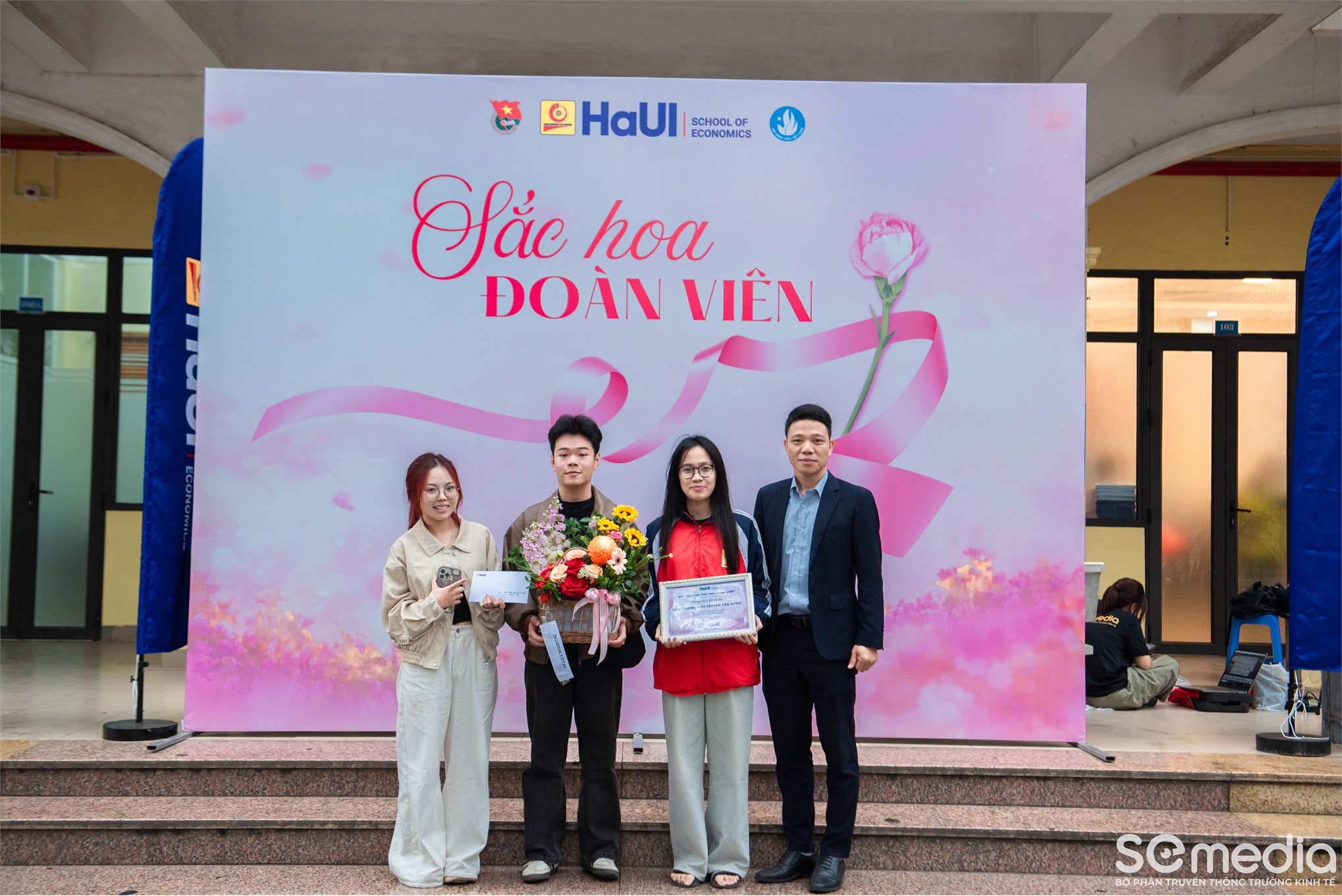 Rực rỡ sắc màu tại Cuộc thi cắm hoa nghệ thuật – chủ đề: `Sắc hoa Đoàn viên`