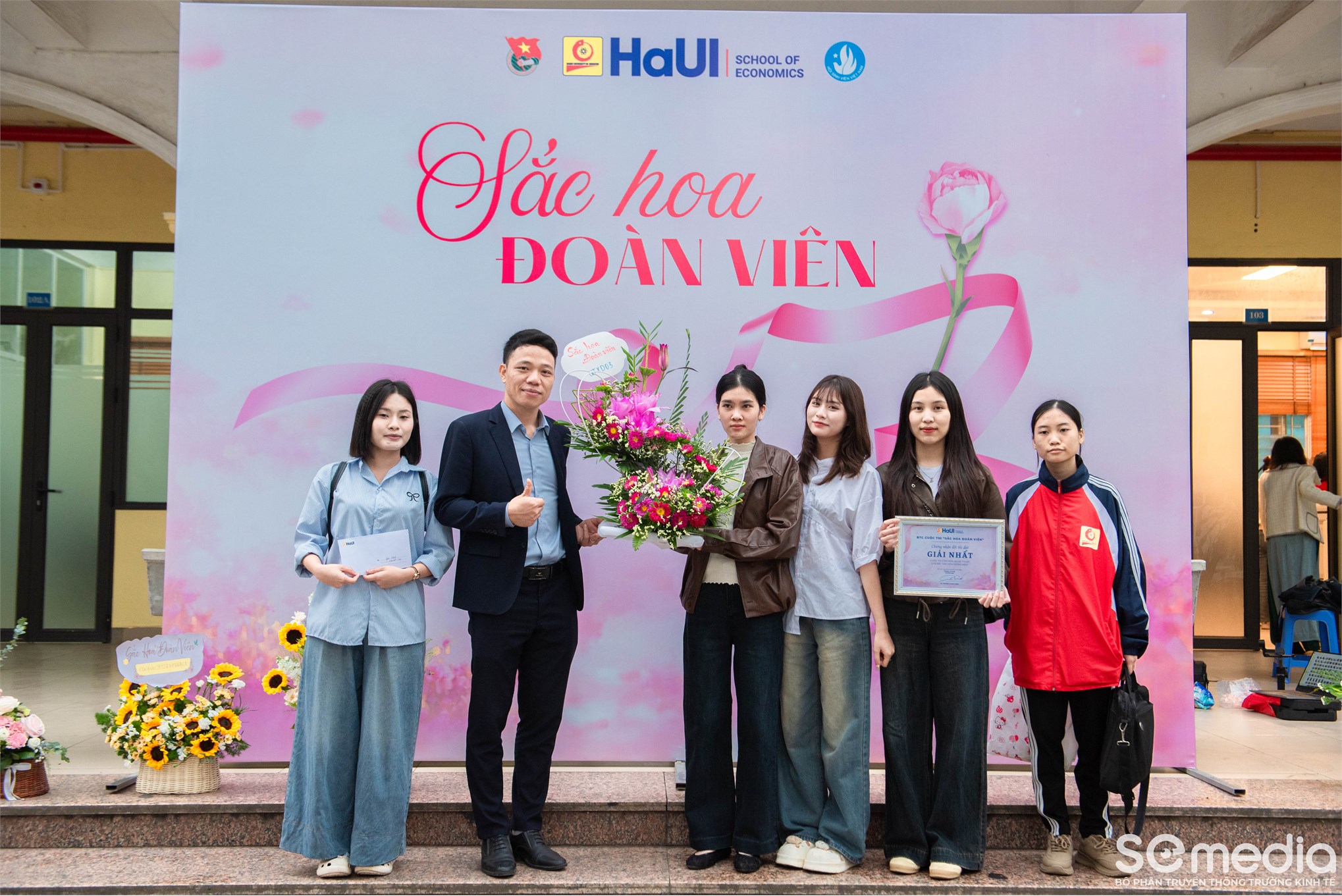 Rực rỡ sắc màu tại Cuộc thi cắm hoa nghệ thuật – chủ đề: `Sắc hoa Đoàn viên`